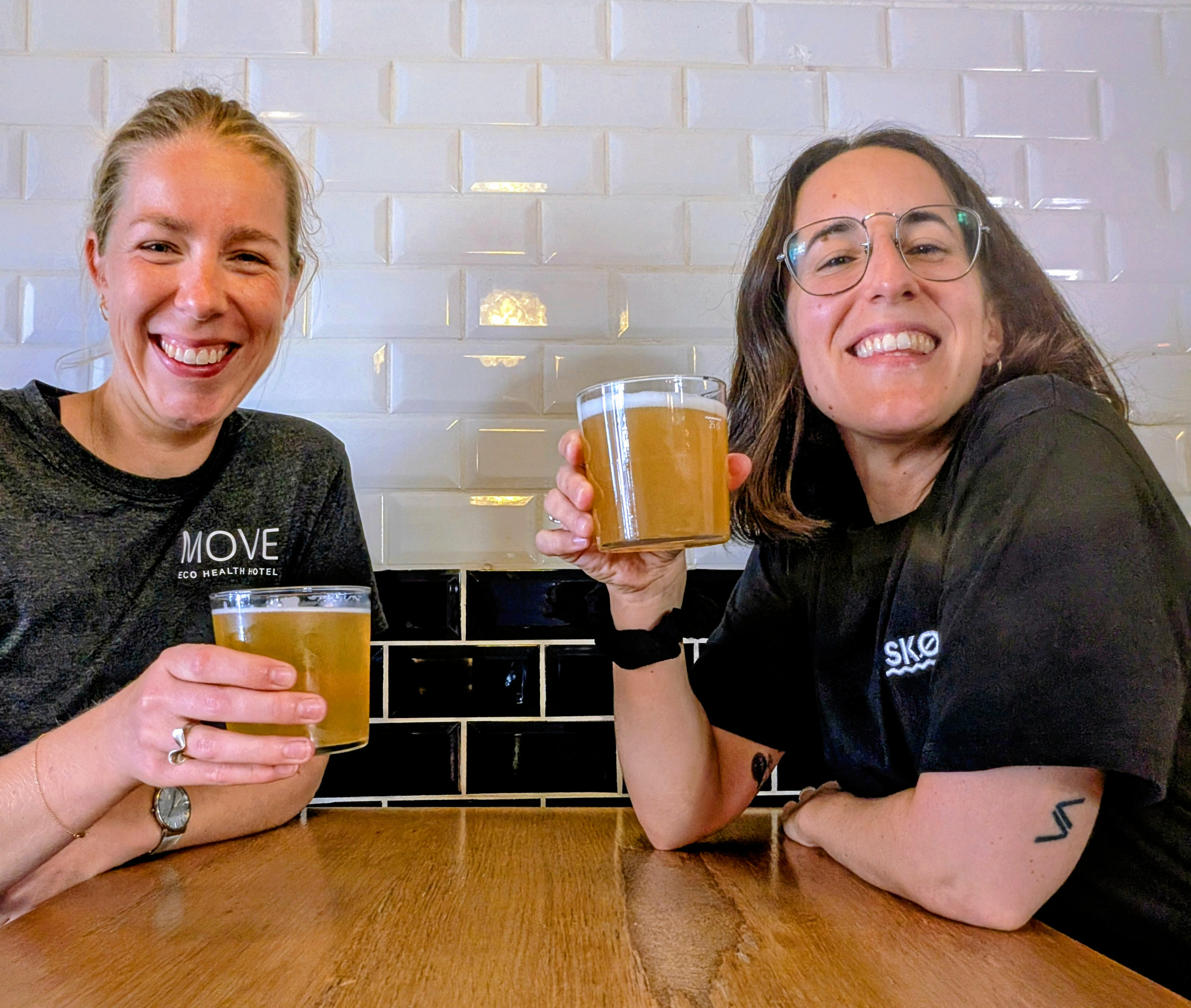 Move Eco Health Hotel og Skøl Brygkompagni samarbejder om at arrangere grøn fællesspisning i Annekset i Skibbrogade den 8. oktober. På billedet ses Cecilie Gunst Christensen, kultur- og eventkoordinator hos Move Eco Health Hotel, og Gemma Carbonell, eventkoordinator hos Skøl Brygkompagni.