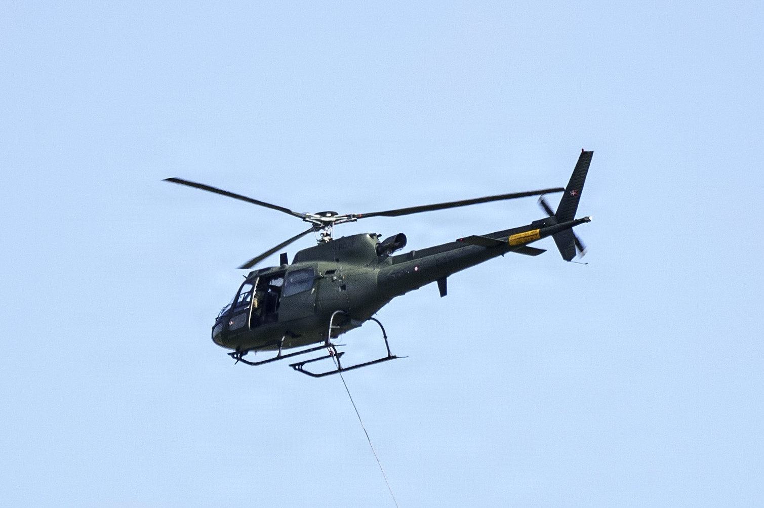 En Fennec-helikopter i luften ved Danish Air Show på Flyvestation Karup tilbage i 2022. En helikopter af samme type blev mandag beskudt med pyroteknik af russisk fregat. Billedet er ikke af den pågældende helikopter. (Arkivfoto).