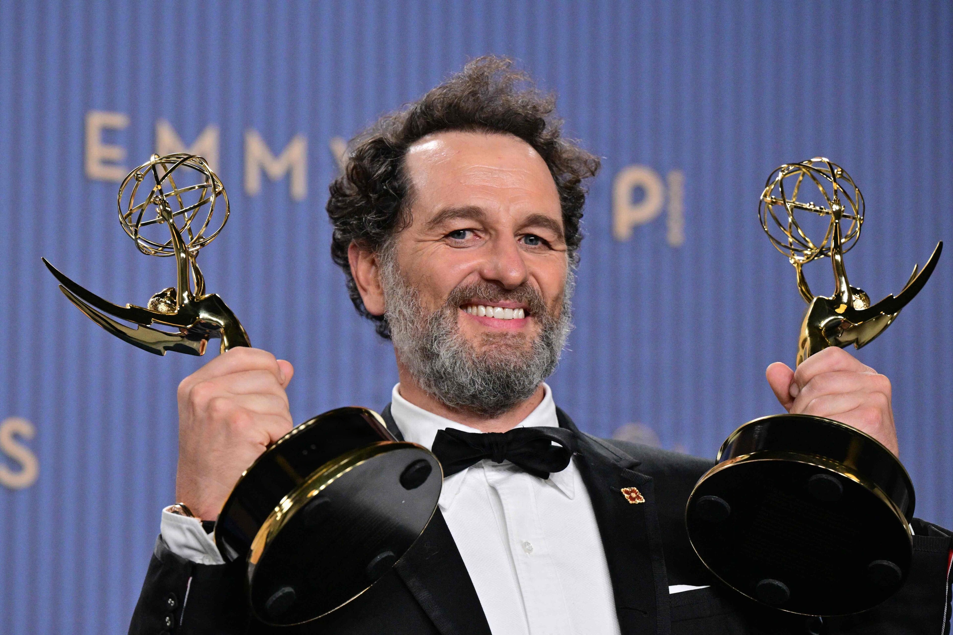 Den walisiske skuespiller Matthew Rhys modtog natten til tirsdag to Emmys for sine hovedroller i to forskellige serier, nemlig "Widow's Bay" og "The Beast in Me".