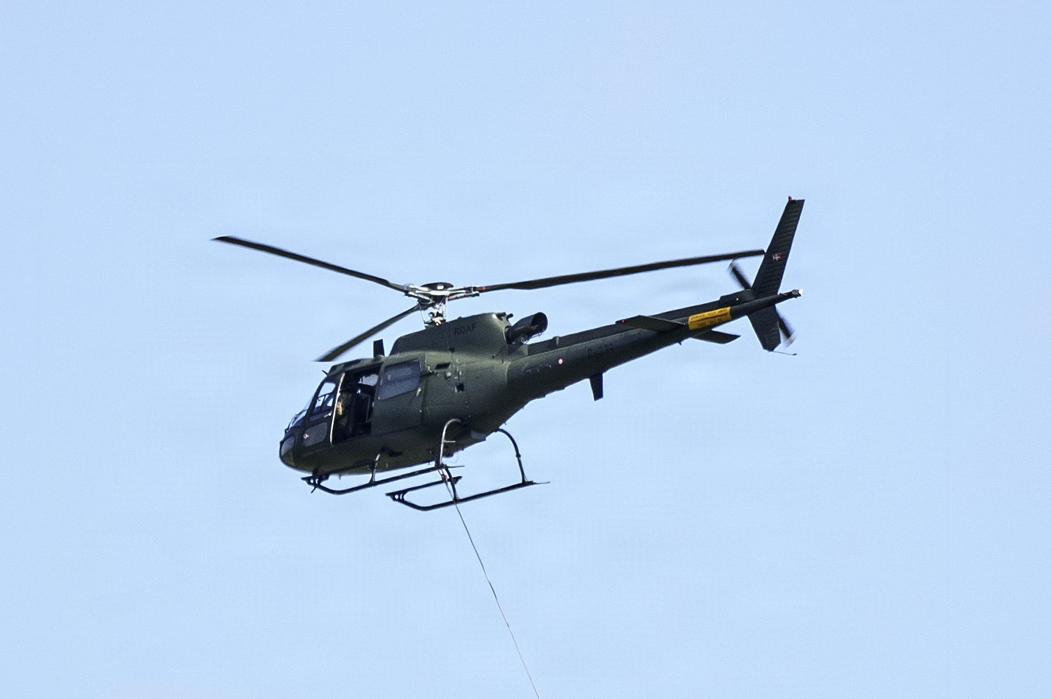 En Fennec-helikopter i luften ved Danish Air Show på Flyvestation Karup tilbage i 2022. En helikopter af samme type blev mandag beskudt med pyroteknik af russisk fregat. Billedet er ikke af den pågældende helikopter. (Arkivfoto).