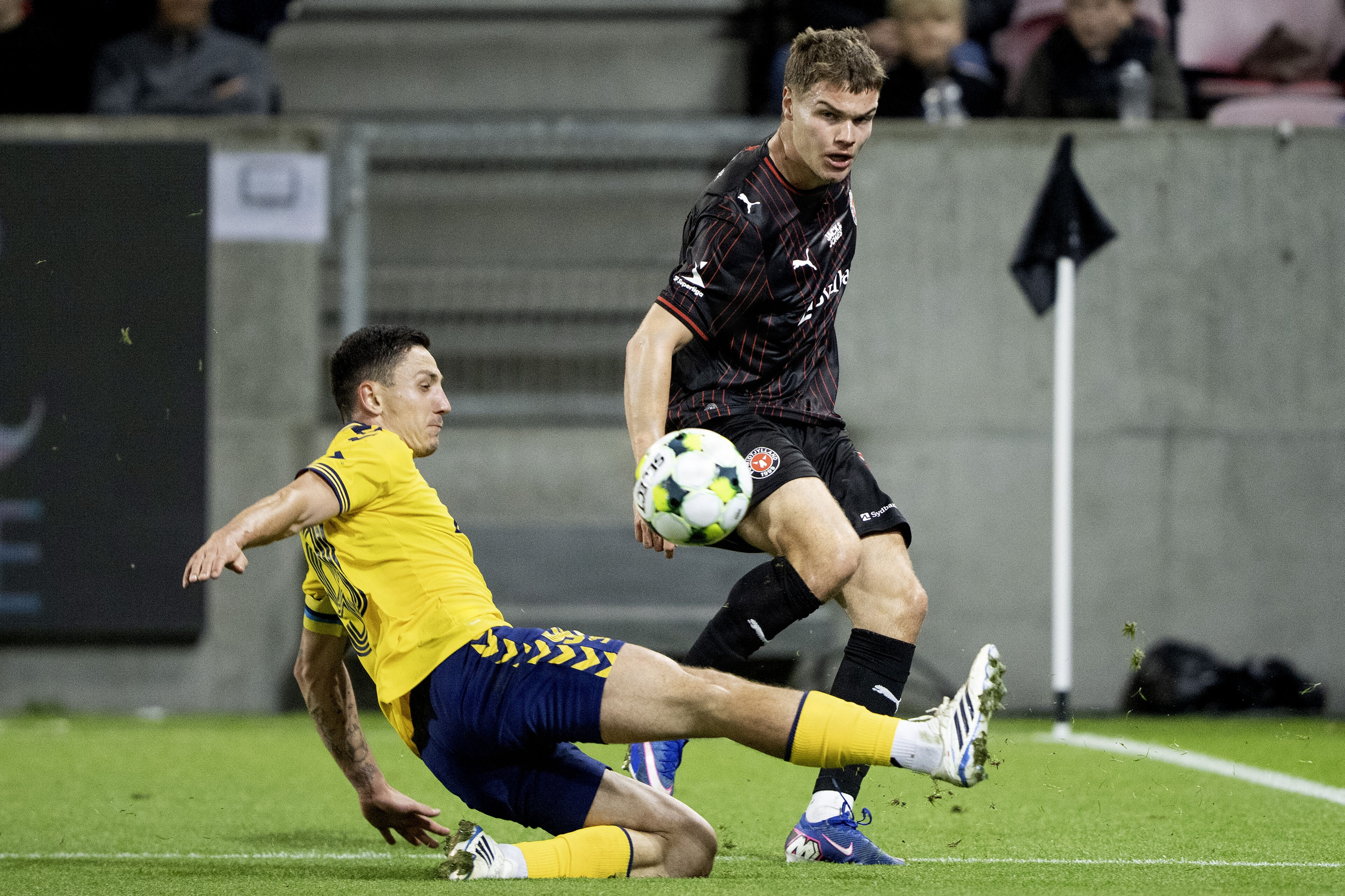 Brøndbys Bartosz Slisz kommer ikke til at lave glidende tacklinger i søndagens derby mod FC København på grund af et rødt kort i mandagens superligakamp mod FC Midtjylland.