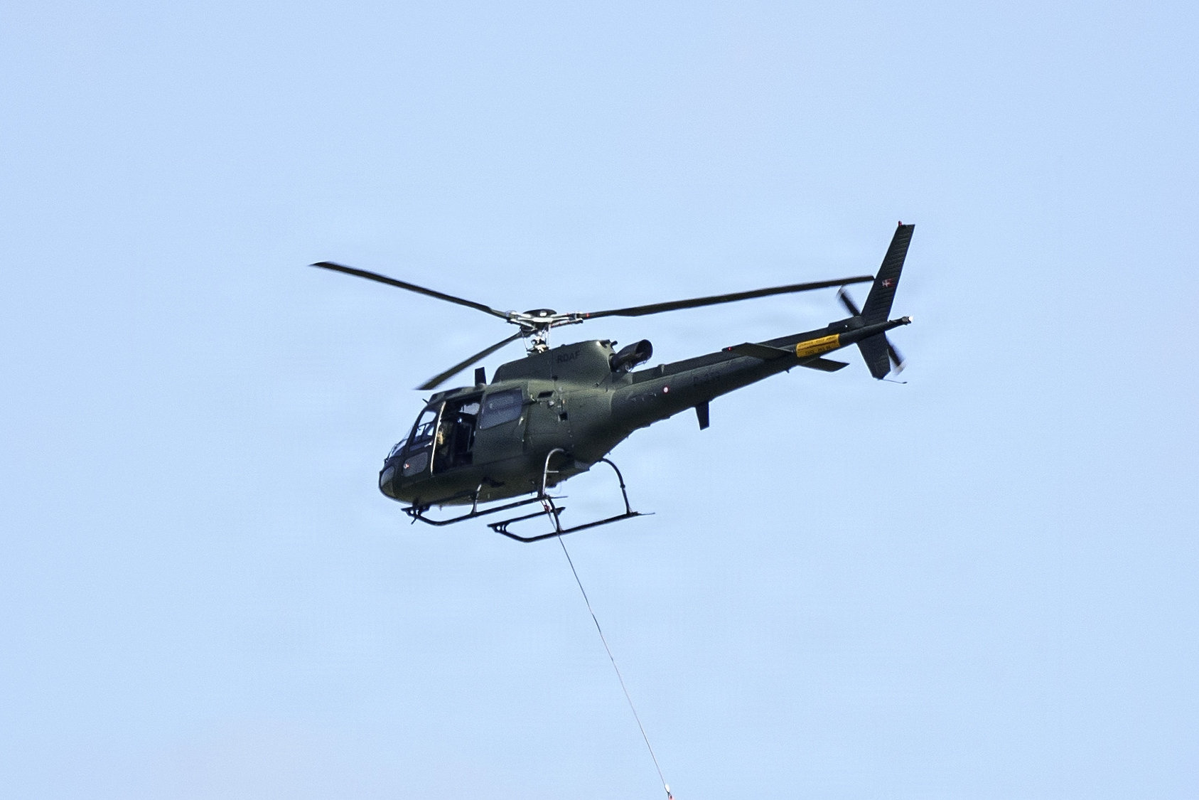 En Fennec-helikopter i luften ved Danish Air Show på Flyvestation Karup tilbage i 2022. En helikopter af samme type blev mandag beskudt med pyroteknik af russisk fregat. Billedet er ikke af den pågældende helikopter. (Arkivfoto).
