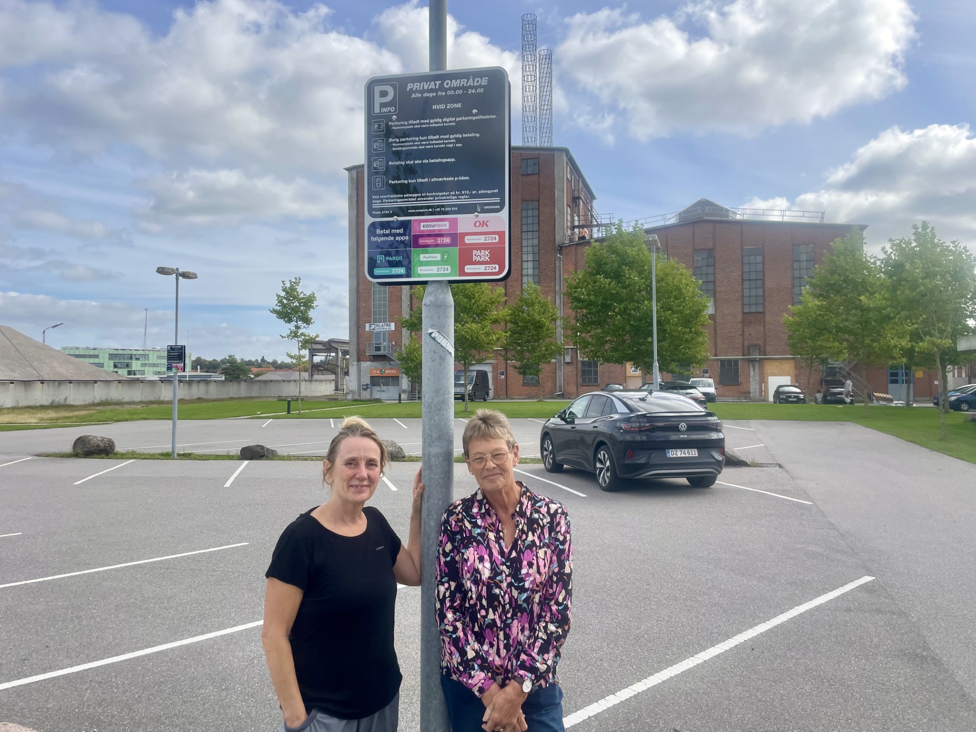 Jane Friis og Helle Hansen frygter at kunderne bliver væk efter at Maglemølle har indført betalingsparkering.