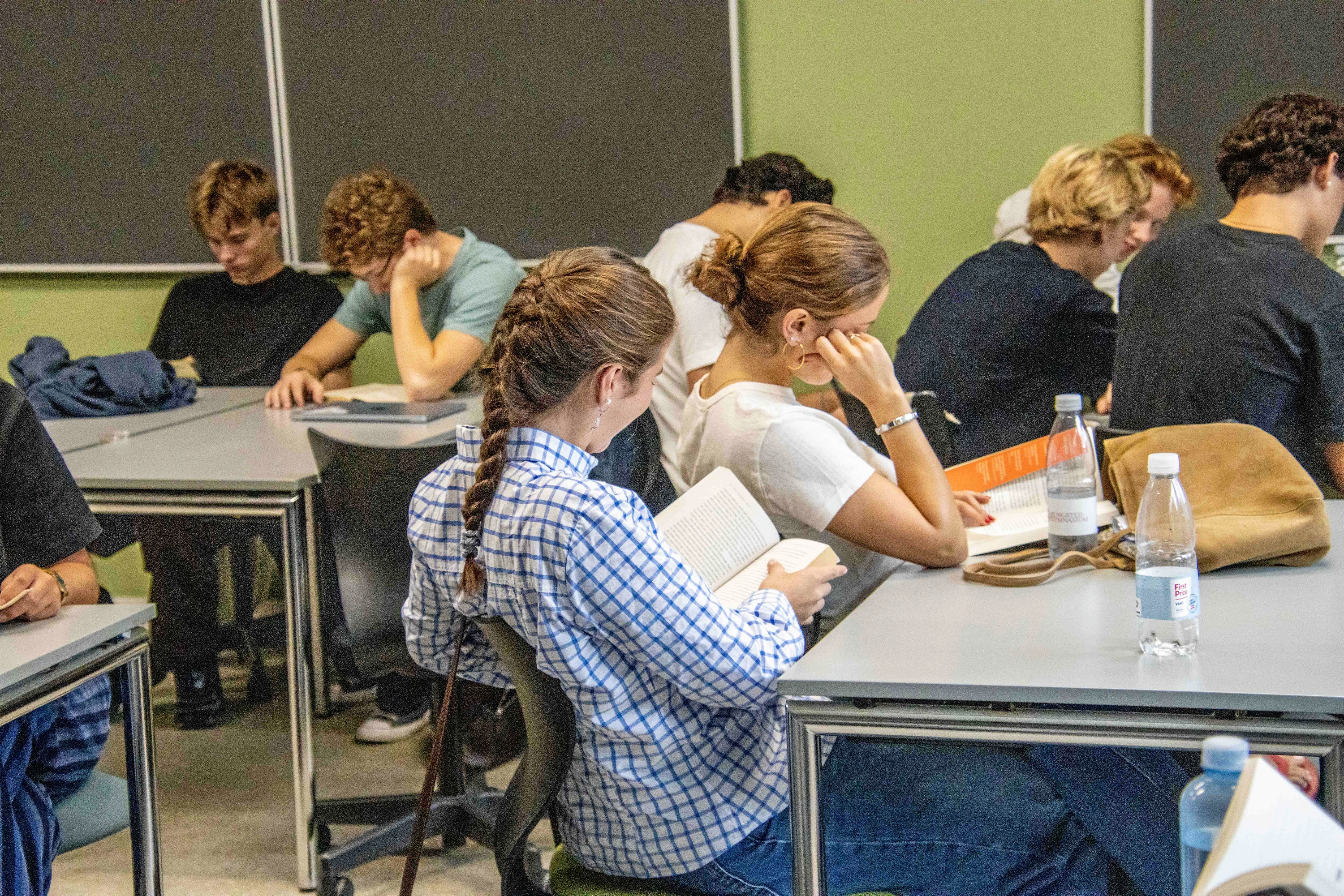 I lyset af de nye PISA-resultater er det vigtigere end nogensinde, at vi som skole insisterer på at skabe mobilfrie rum med ro, nærvær og fysiske bøger, mener rektor Ruth Kirkegaard. - Lise Wenger Rosenwanger I lyset af de nye PISA-resultater er det vigtigere end nogensinde, at vi som skole insisterer på at skabe mobilfrie rum med ro, nærvær og fysiske bøger, mener rektor Ruth Kirkegaard.