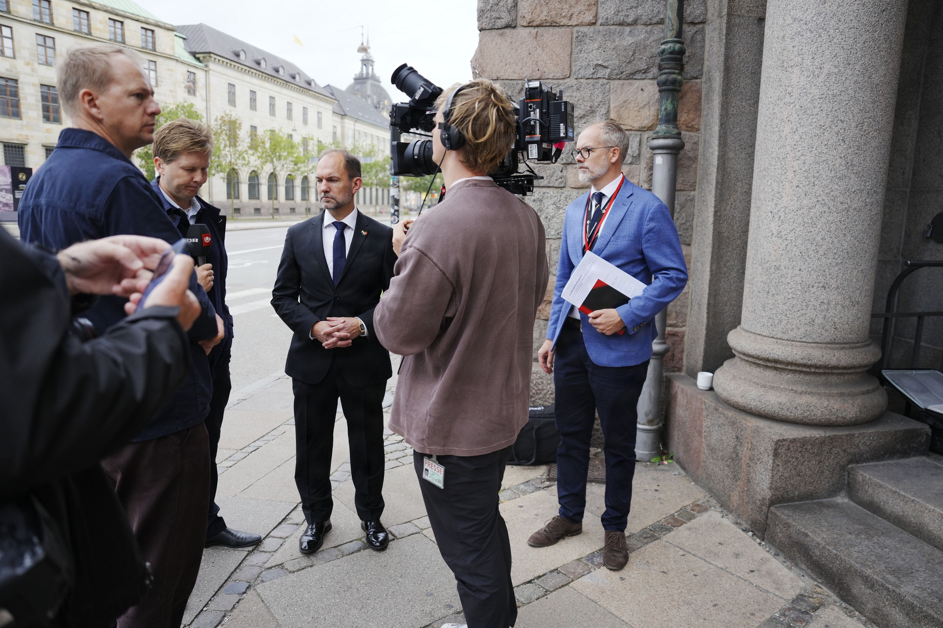 Forsvarsminister Jeppe Bruus (S) har en travl tirsdag, efter at en russisk fregat ifølge Forsvaret mandag affyrede nødblus mod en helikopter fra Forsvaret.