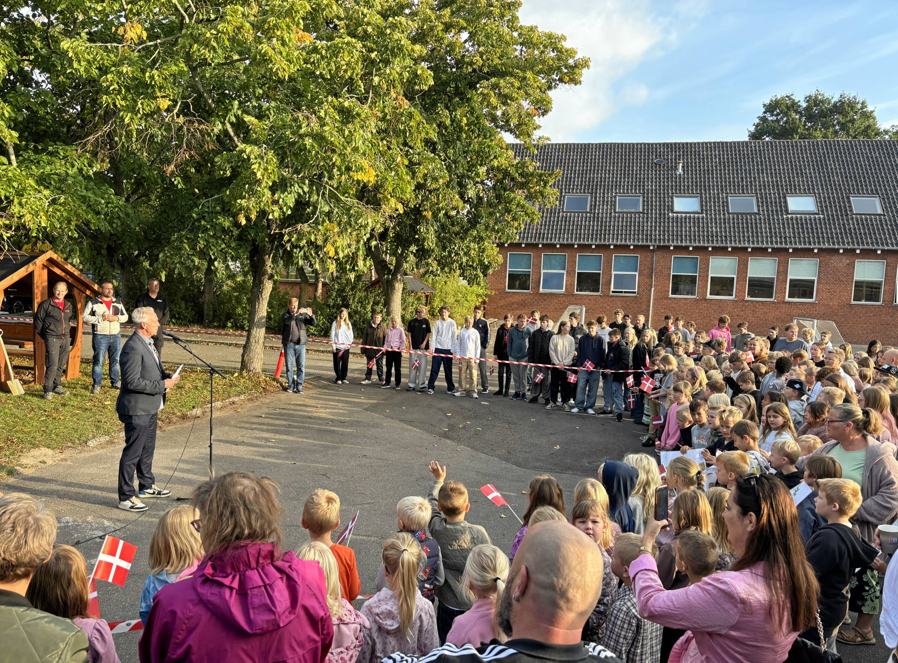 Skoleleder på Hvidebækskolen Jimmy Sørensen holdt en tale i forbindelse med første spadestik til multihallen og Kathøjskolen.