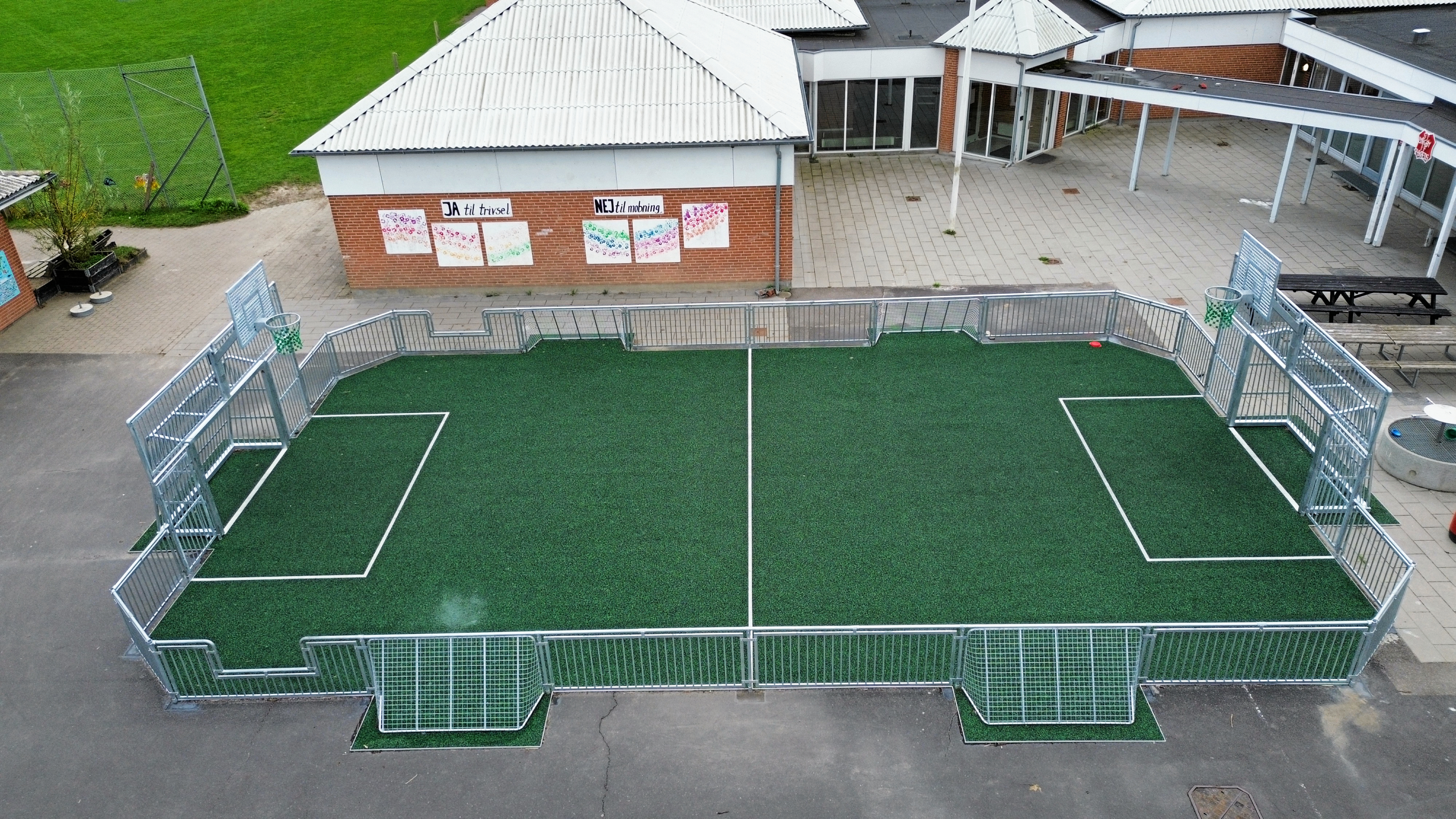 Et resultat af frivillige kræfters indsats. I maj kunne St. Lyngby IF og Vennerne officielt indvie en ny multibane i skolegården på Kornmarkskolen.