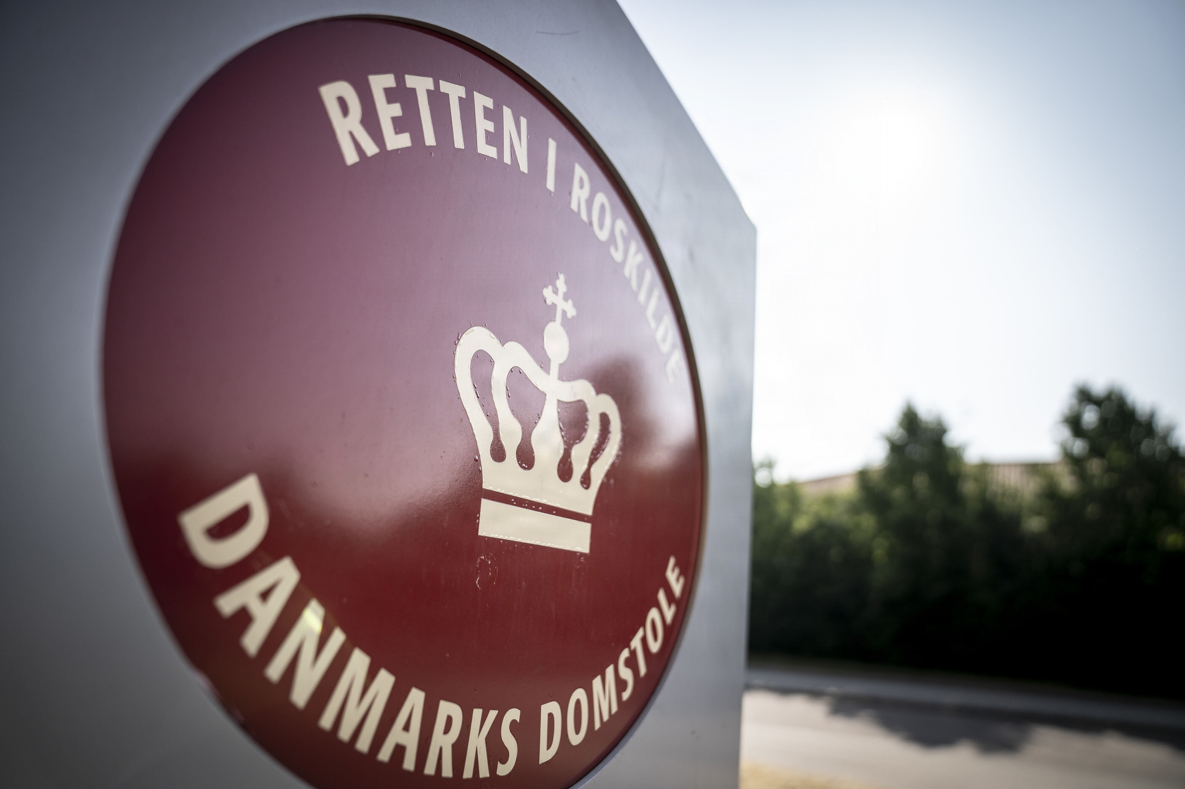 Syv mænd med tilknytning til FC Københavns fanmiljø er i Retten i Roskilde tiltalt for et overfald sidste år på en fankoordinator fra den rivaliserende fodboldklub Brøndby IF. (Arkivfoto).