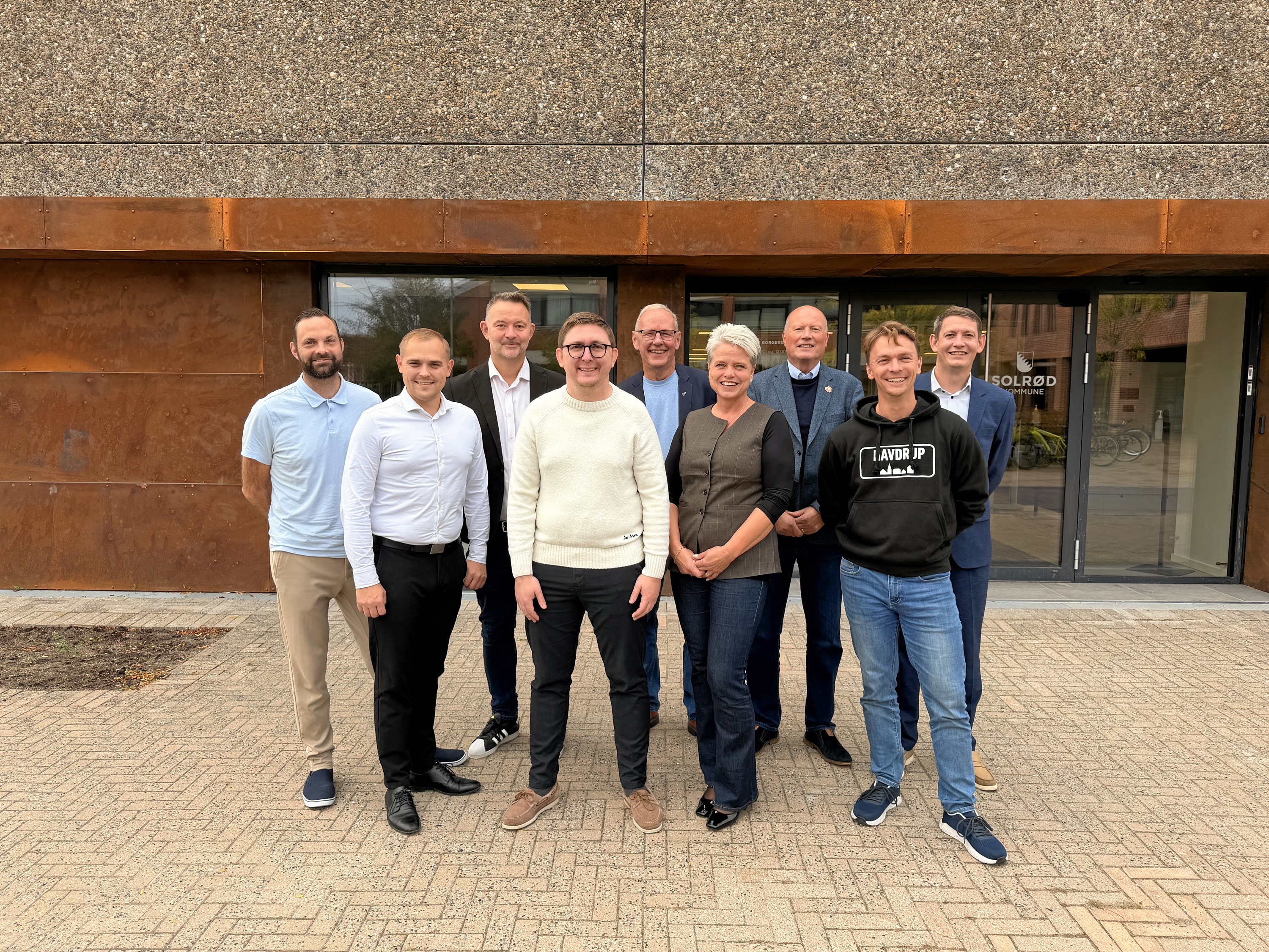 Et enigt byråd står bag ny budgetaftale for Solrød Kommune. Fra venstre: Morten Scheelsbeck (K), Carl Andersen (LA), Brian Mørch (DD), Emil Blücher (LA), Claus Redder Madsen (SF), Anette Fynbo Blem (VoresSolrød), Kim Kliver (V), Bo C Christiansen (Havdruplisten) og Jonas Ring Madsen (S).