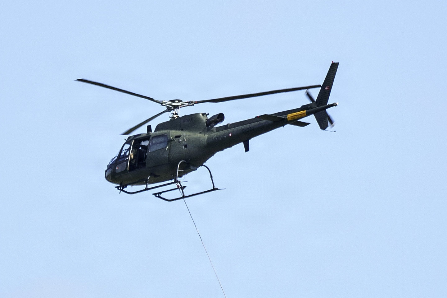 En Fennec-helikopter i luften ved Danish Air Show på Flyvestation Karup i 2022. En helikopter af samme type blev mandag beskudt med pyroteknik af russisk fregat. (Arkivfoto).