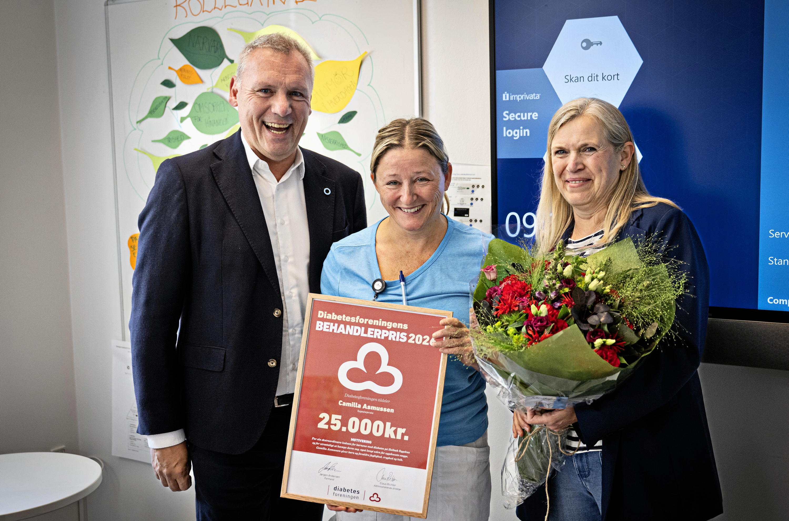 Camilla Asmussen, diabetessygeplejerske på Holbæk Sygehus (i midten), har vundet Årets Behandlerpris. Her ses hun sammen med Diabetesforeningens adm. direktør, Claus Richter, og forskningschef i Diabetesforeningen Tanja Thybo.