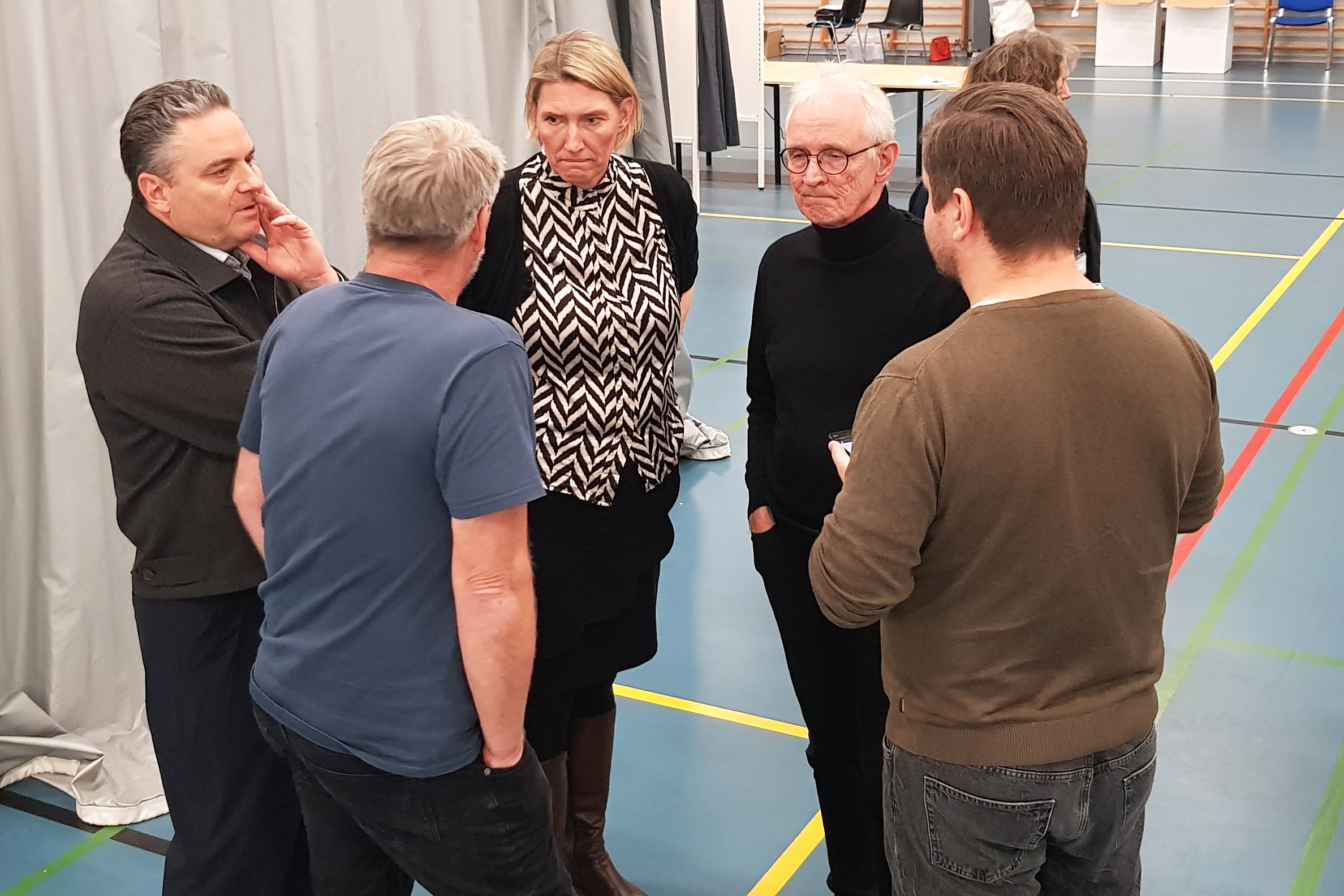 På valgnatten kæmpede partierne om vælgernes stemmer. Ni måneder senere er den brede konstituering blevet mindre, efter at Nyt Odsherred har meldt sig ud af samarbejdet.