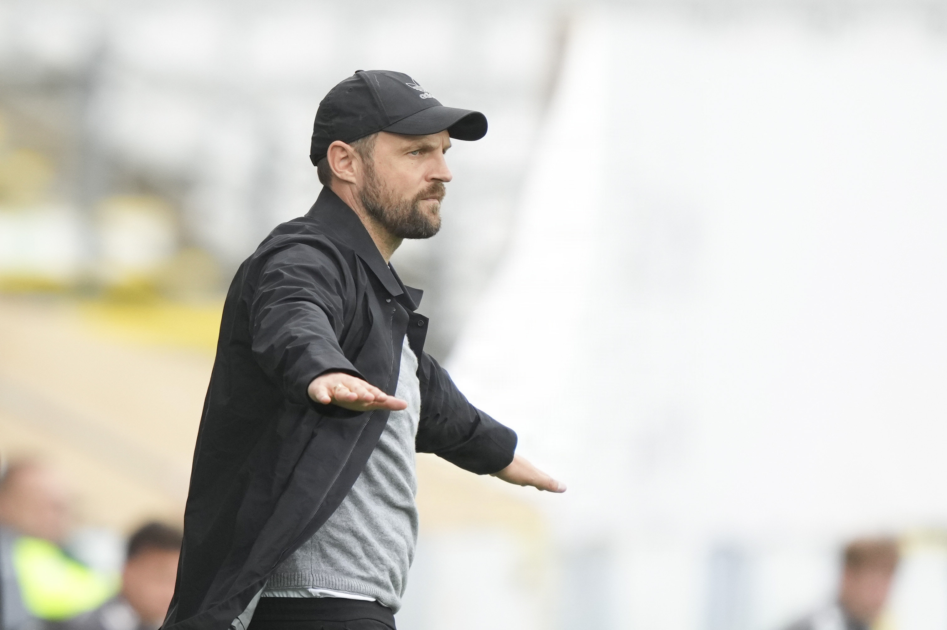 Bo Svensson forsøgte at dæmpe gemytterne blandt FCK's fans, da gule røgbomber blev kastet på banen under tirsdagens kamp i Vanløse. (Arkivfoto).