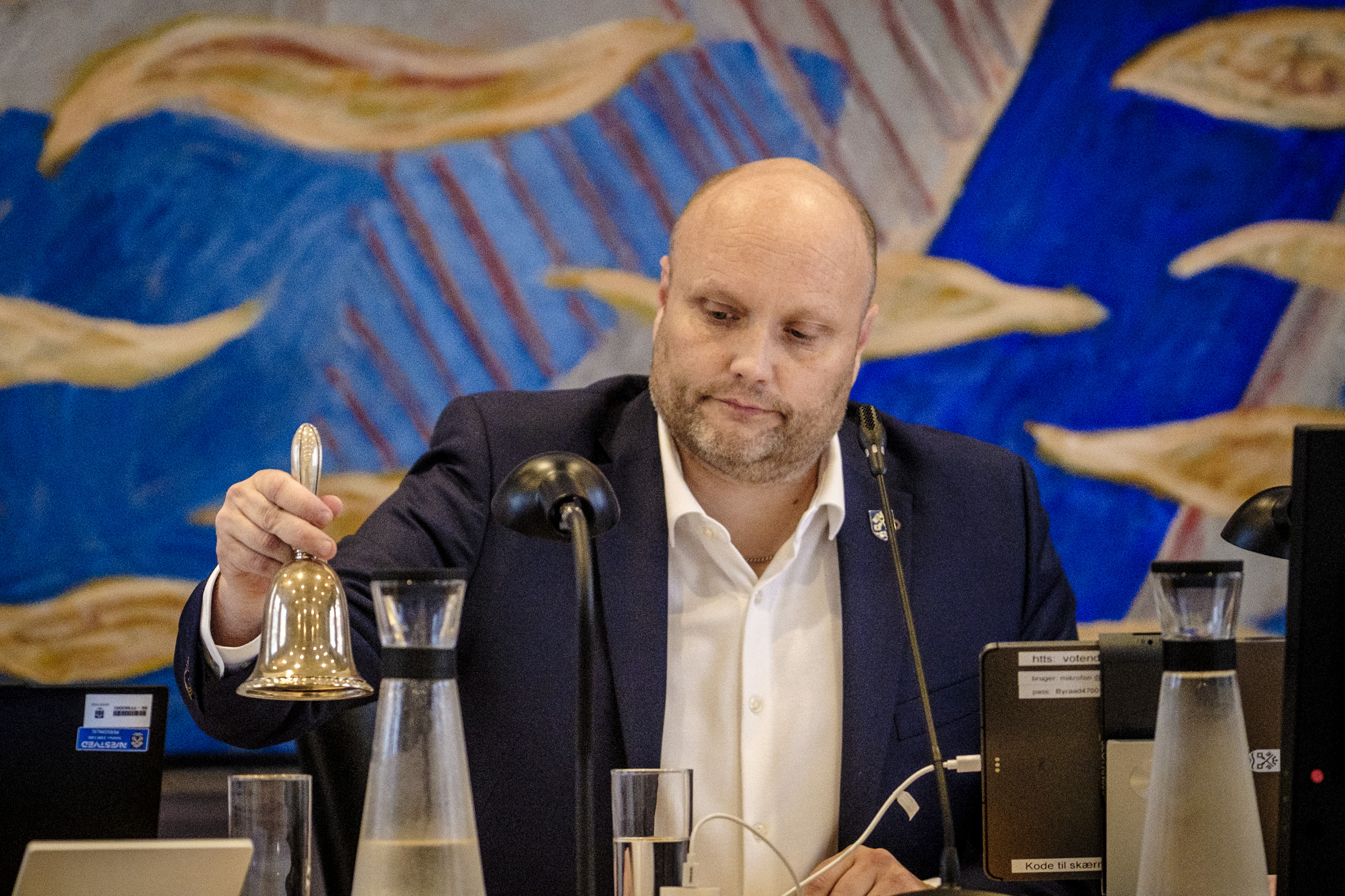 - Vi har ikke noget hævnmotiv af nogen som helst art, så det vil jeg gerne afkræfte på det kraftigste, at det har noget som helst på sig fra Venstres og min side. Jeg kan ikke udtale mig på de andres vegne, men jeg kan næsten forestille mig, at det vil være det samme svar, siger borgmester Kenneth Sørensen (V).