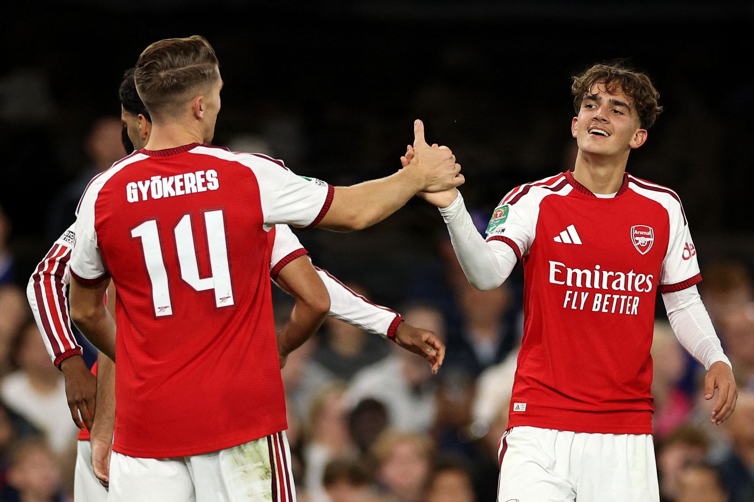 Max Dowman (til højre) fejrer et mål i 4-2-sejren tirsdag aften over Ipswich Town.