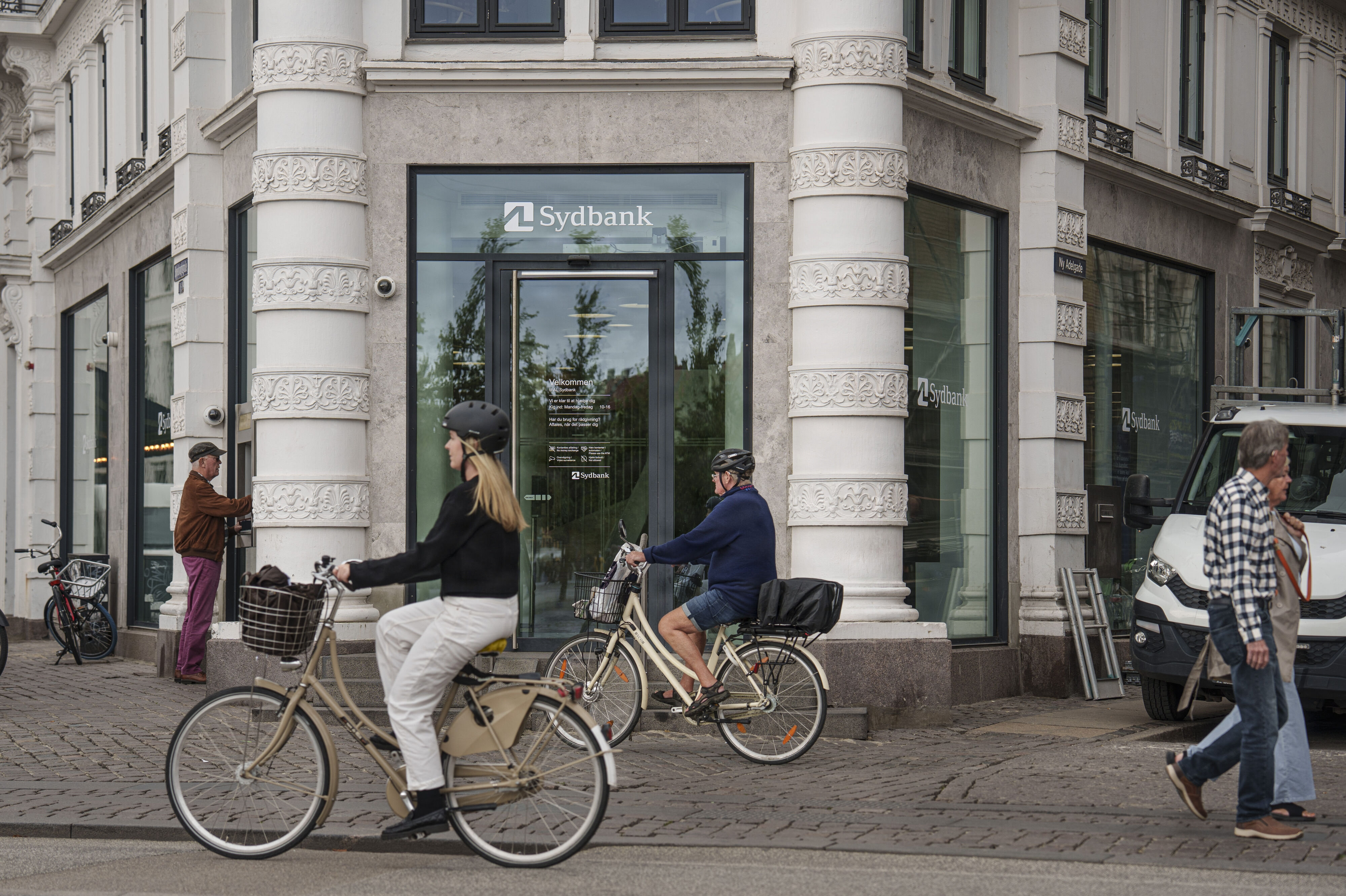 AL Sydbanks kunder slipper fremover for at betale for lønkonto, netbankadgang og betalingskort. Her er det fusionsbankens filial ved Kongens Nytorv i København. (Arkivfoto).