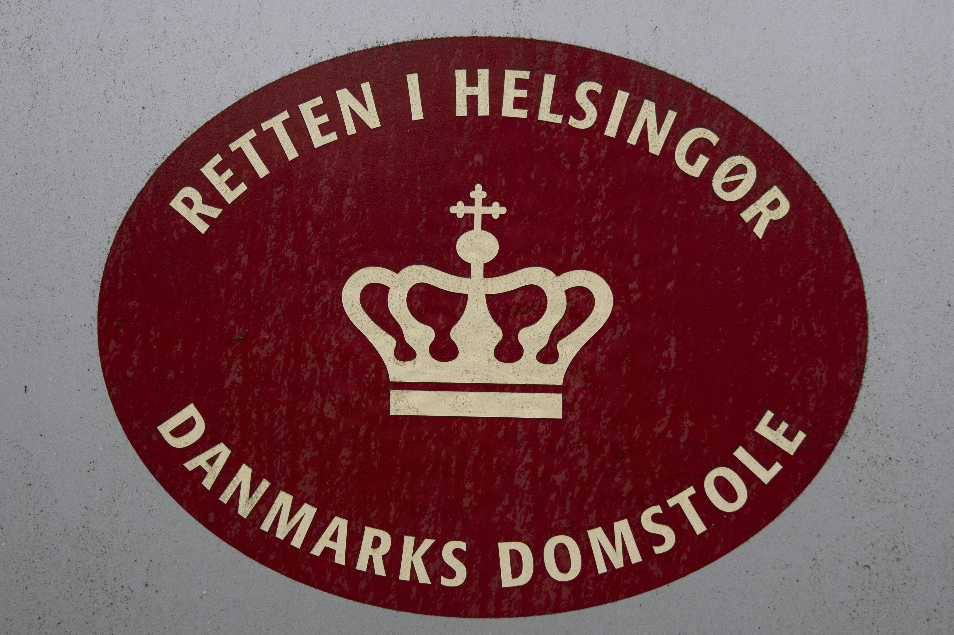 Retten i Helsingør indleder onsdag en sag mod en 45-årig mand, der er tiltalt for seksuelle overgreb og krænkelser mod sine plejedøtre og sin datters veninder. Der ventes dom i oktober. (Arkivfoto).