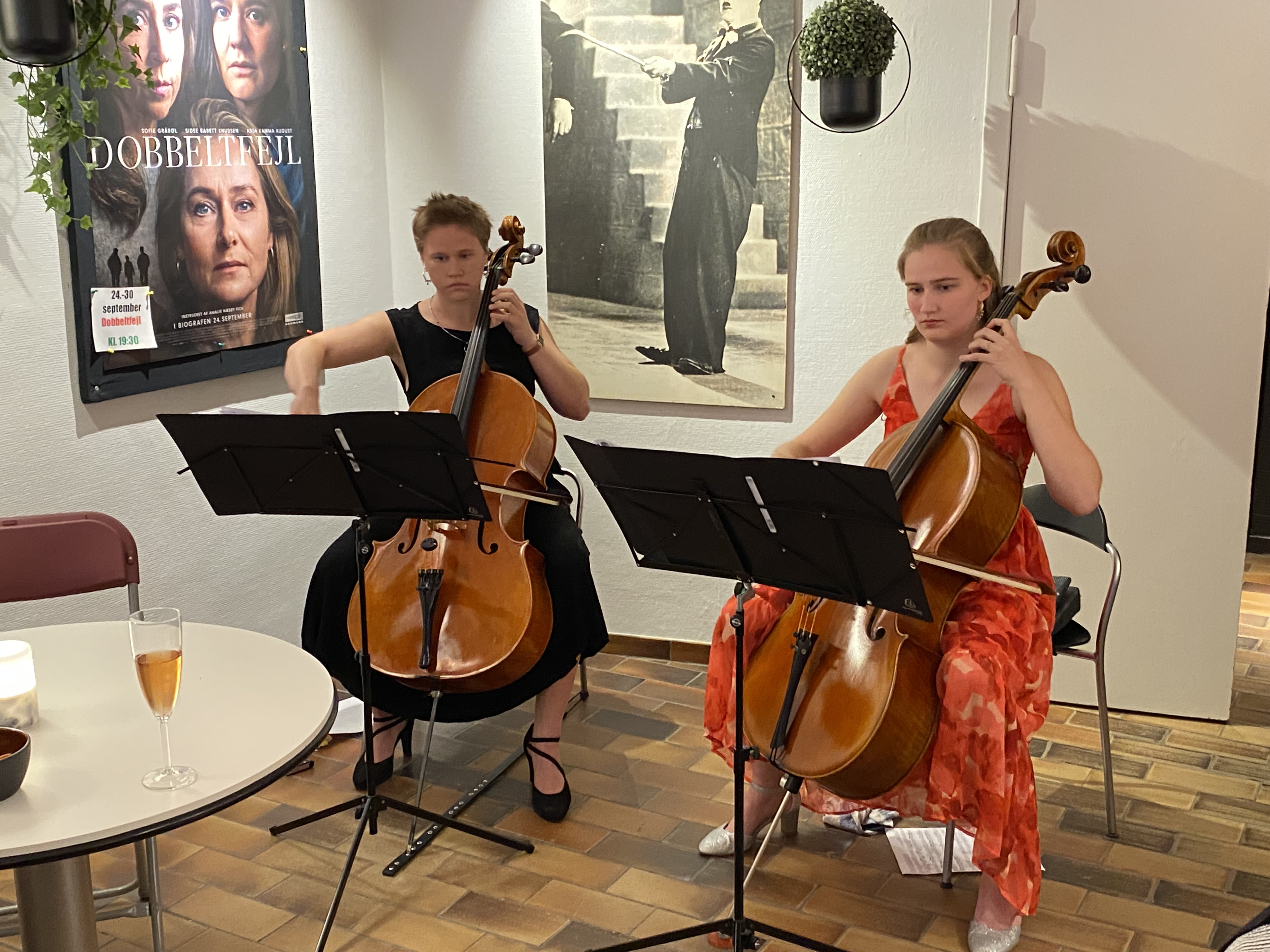 De to lokale cellister Clara Bjerre Dansbo (tv) og Isabella Ravn Flodgaard (th) fulgte Antonio Vivaldi til dørs, da de spillede udvalgte værker fra sen-barokken i forbindelse med Allerød Bios premiere på den italienske film Primavera.