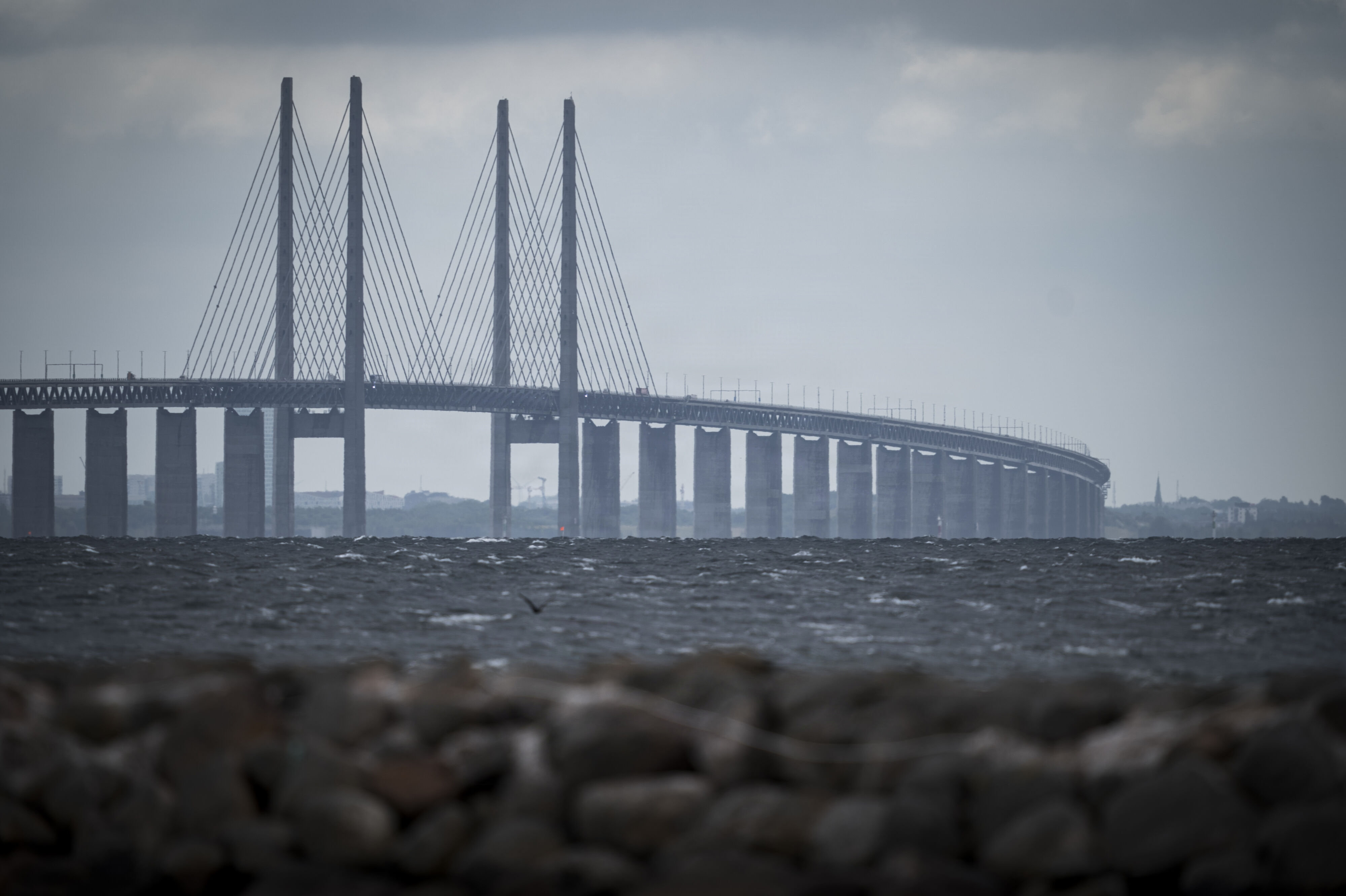 Morgentrafikken over Øresundsbroen mod Danmark er kortvarigt påvirket af mindre uheld med sten på vejbanen. (Arkivfoto).