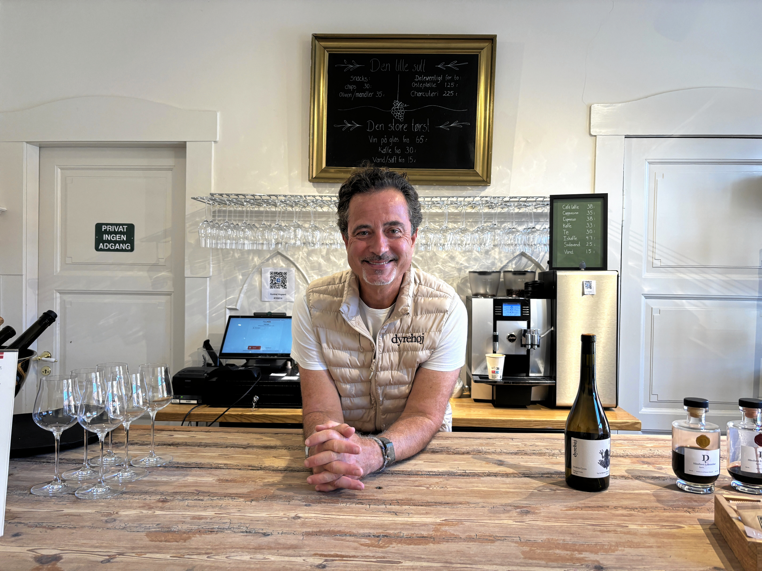 Der kan købes vin og kaffe i Dyrehøjs vinbar og butik, som er rykket ind i hovedhuset. Det har gæsterne taget godt imod, ifølge Jacob Bruun-Jensen.