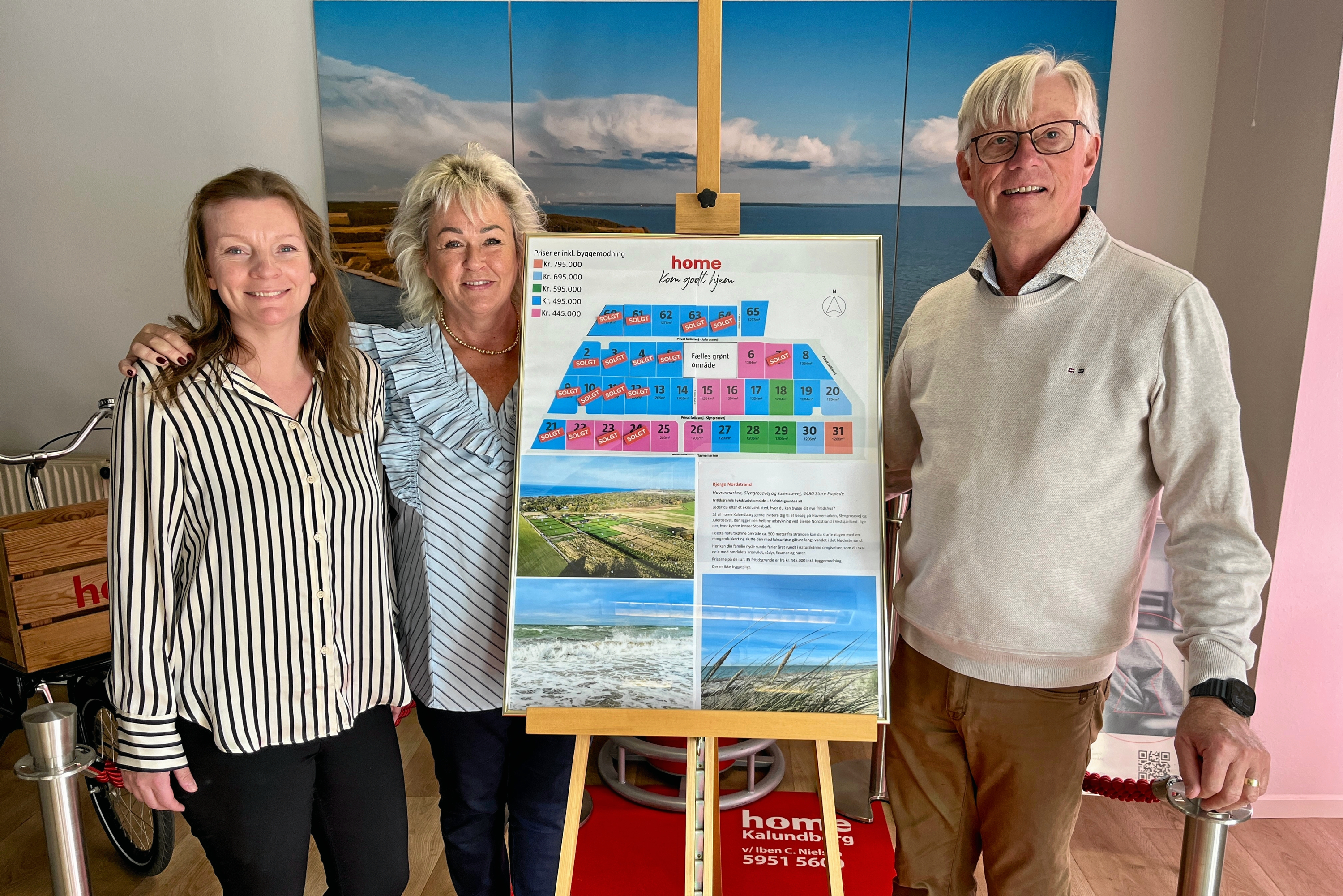 Som tavlen viser, kan Louise Klitgaard, Iben C. Nielsen og Kim K. Nielsen fra Home Kalundborg melde om stor interesse for fritidsgrundene på Bjerge Nordstrand. Alle 18 grunde ved Tremandsmarken er således blevet solgt, og på anden etape, der består af 36 fritidsgrunde ved Havnemarken, er omkring halvdelen solgt.