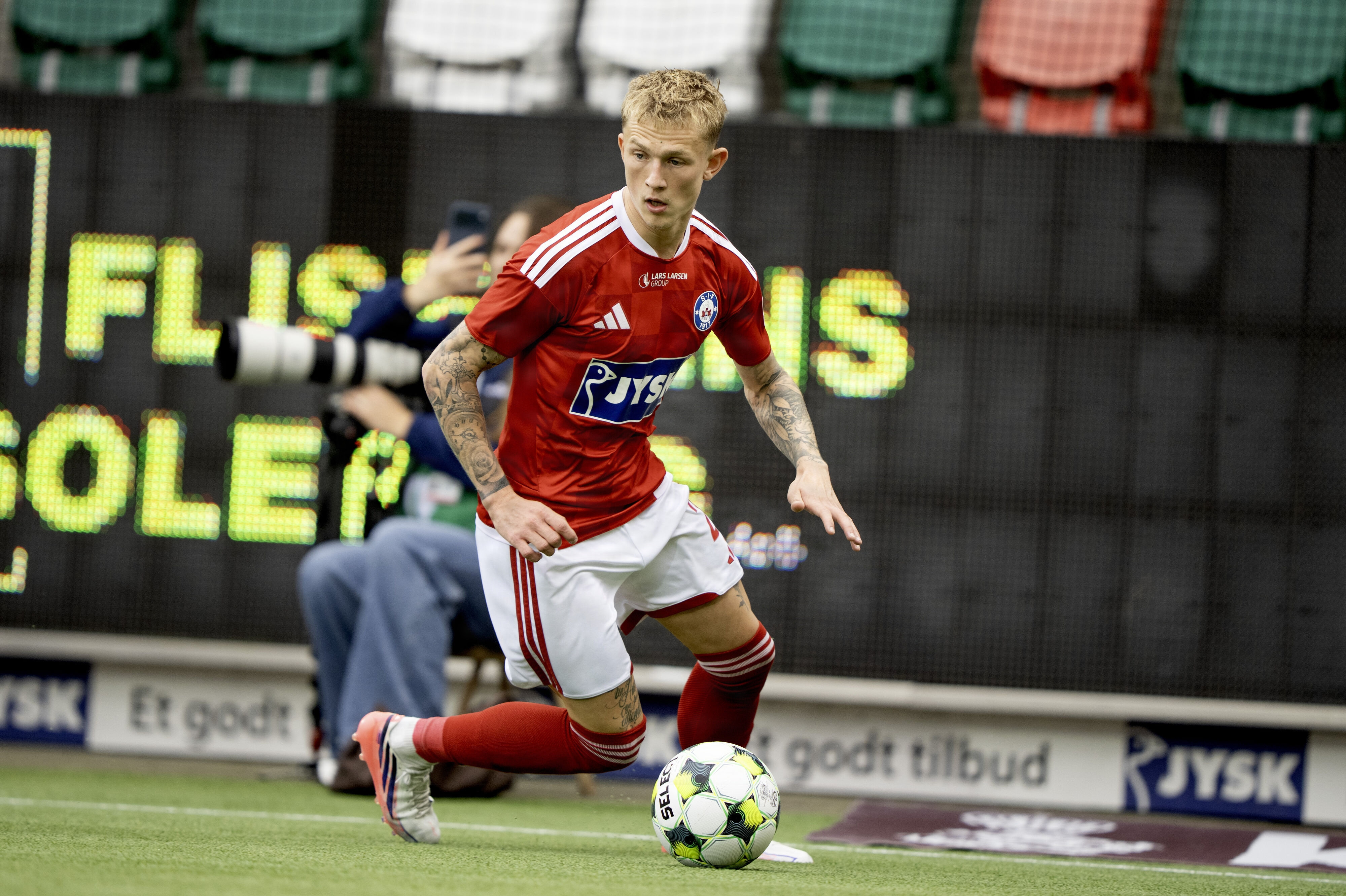 Kometen Lucas Riisgaard har blæst Superligaen bagover med sin fart. En kvalitet, som U21-landstræner Lars Knudsen glæder sig over at have i værktøjskassen forud for de sidste tre EM-kvalifikationskampe. (Arkivfoto).