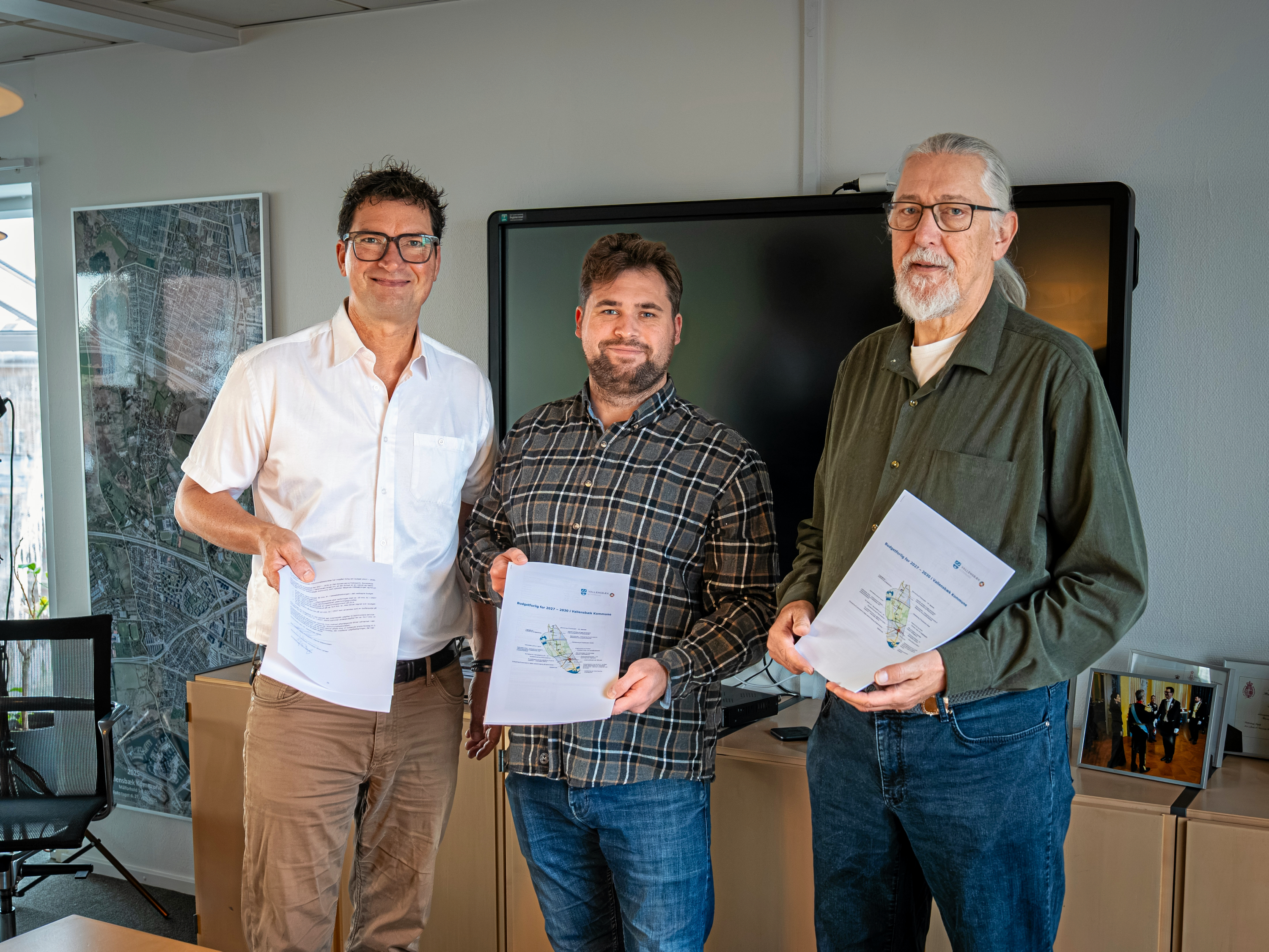 De tre partier bag budgetaftalen i Vallensbæk Kommune. Fra venstre: Borgmester Henrik Rasmussen (K), Christian Skou Larsen (SF) og Jens Ove Bay (EL).
