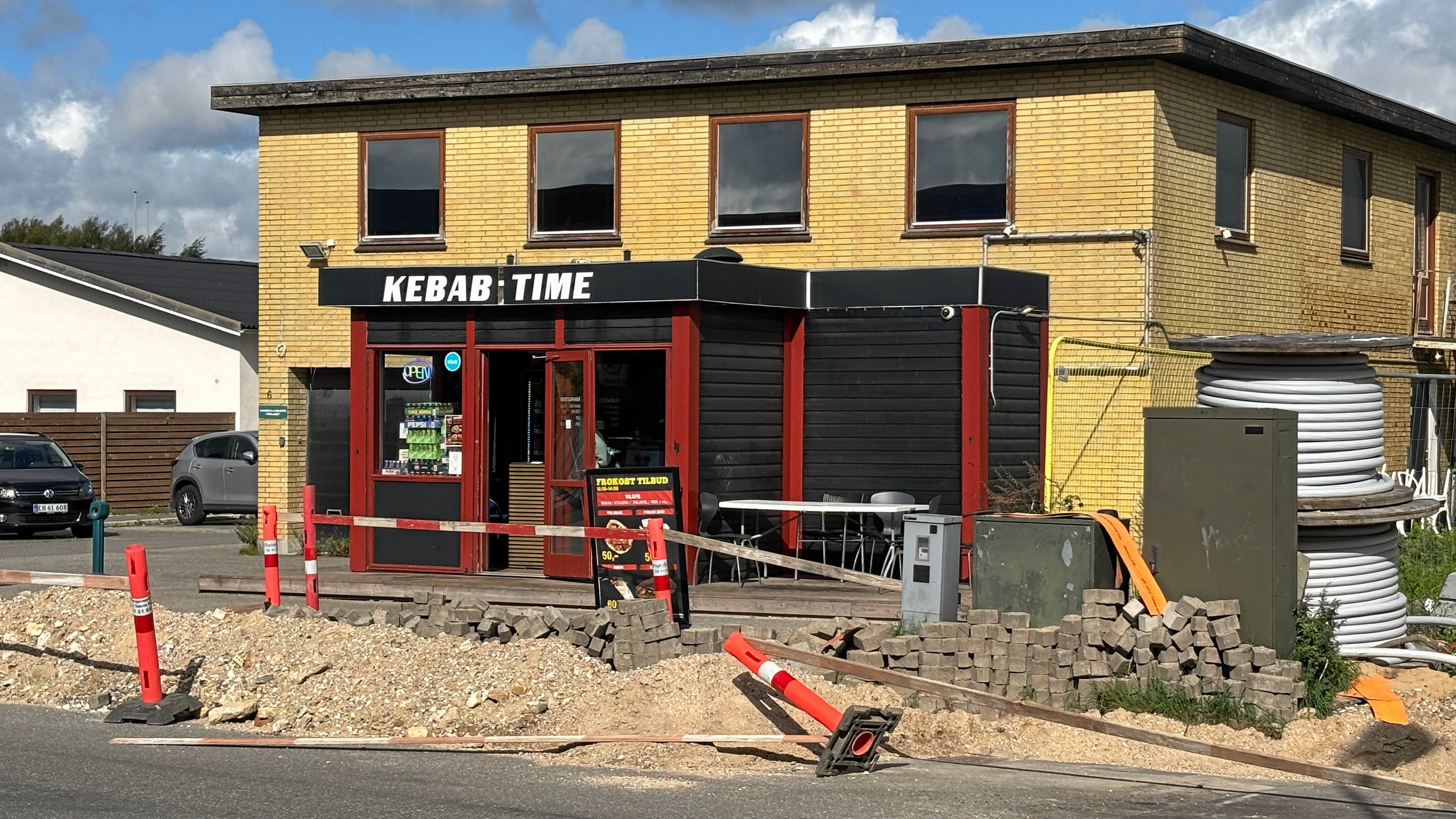 Kebab Time på Rugmarken i Farum Erhvervspark er opført uden tilladelse. Nu skal politikerne i Plan- og Byudviklingsudvalget tage stilling til, om den skal lovliggøres.