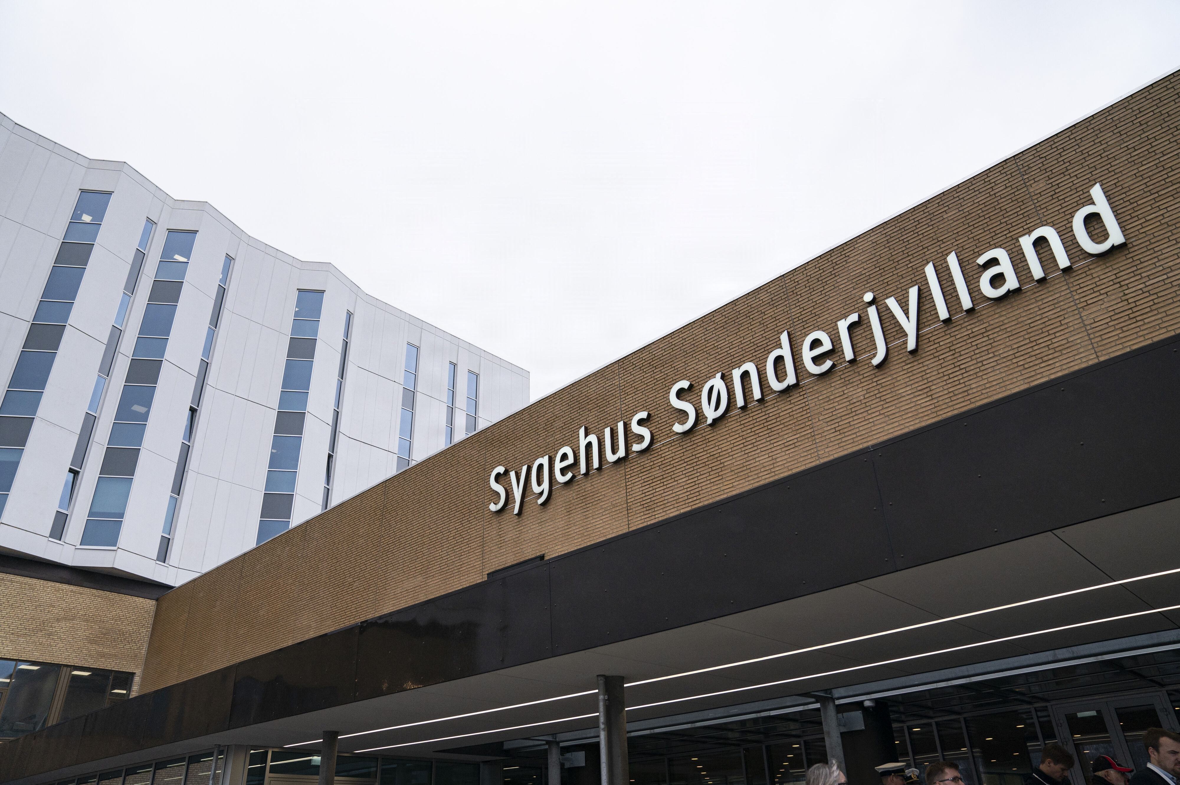 Overlæge Jan Krzak sad på Sygehus Sønderjylland i Aabenraa og styrede robotten, der gennemførte en operation for lyskebrok i Tórshavn. (Arkivfoto).