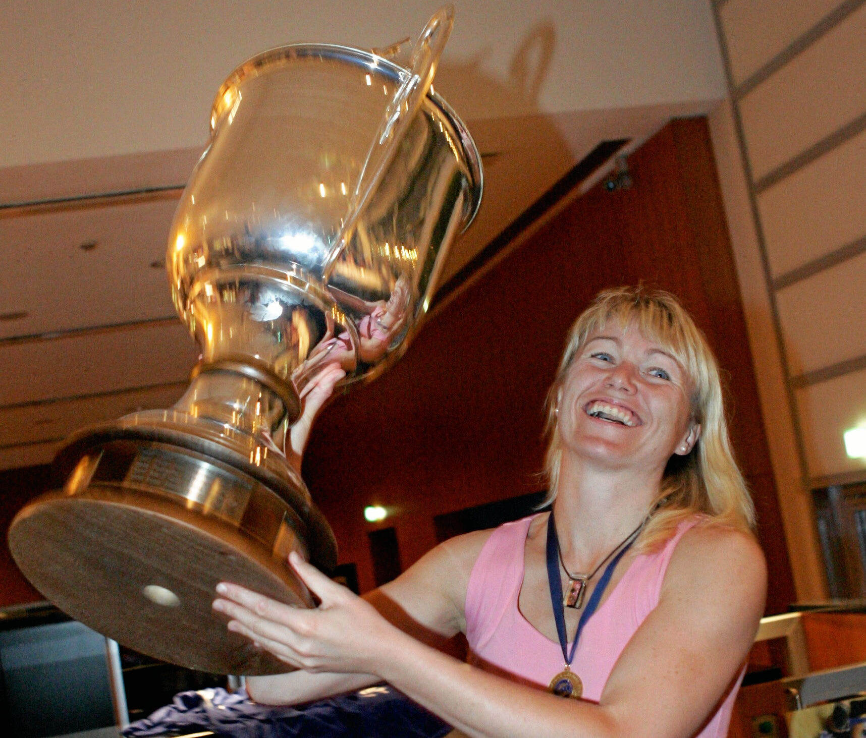 Cecilie Leganger med Champions League-trofæet.