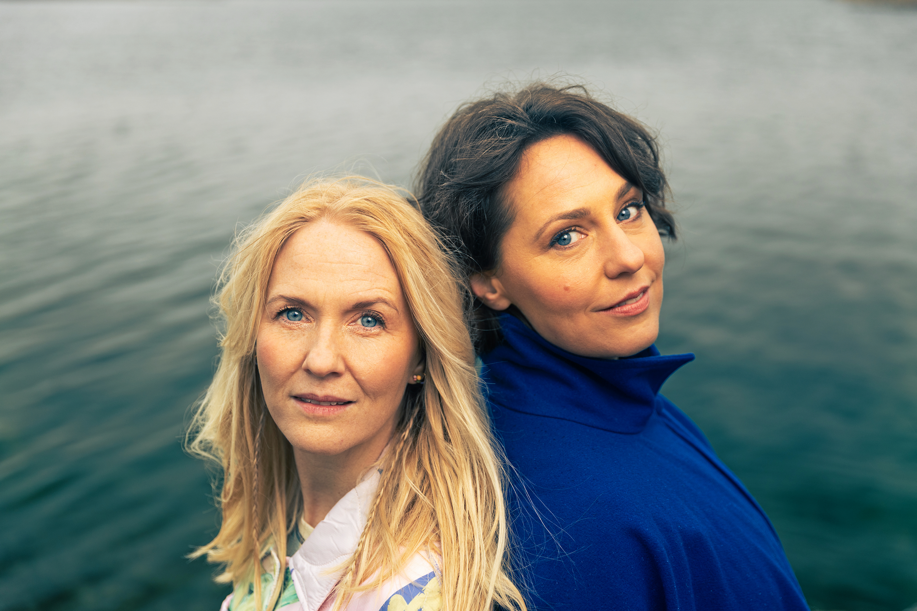 Sanger og komponist Julie Maria og dirigent Siri Myggen styrer 100 lokale korsangere i et Fælleslyd-arrangement.