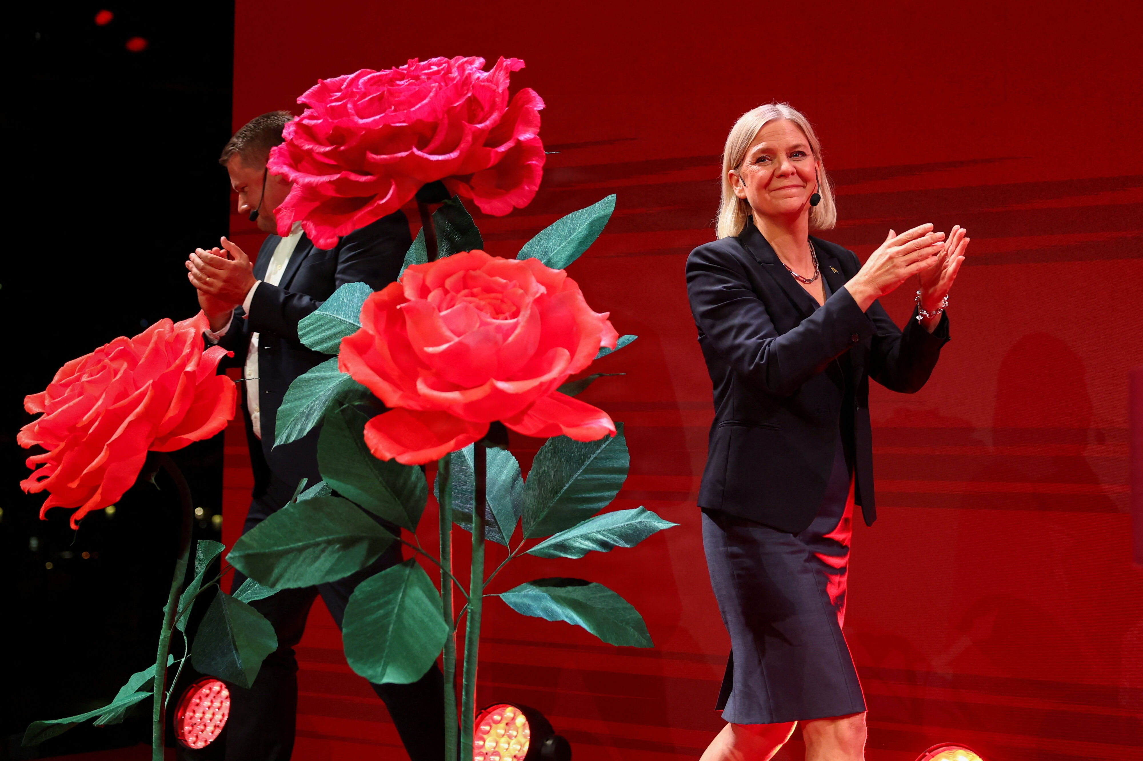 Sveriges socialdemokratiske partileder, Magdalena Andersson, der her holder tale ved partiets valgfest på valgnatten søndag, kan blive Sveriges næste statsminister - men det kan være med et flertal i Riksdagen på et enkelt mandat. Optællingen ventes klar torsdag.