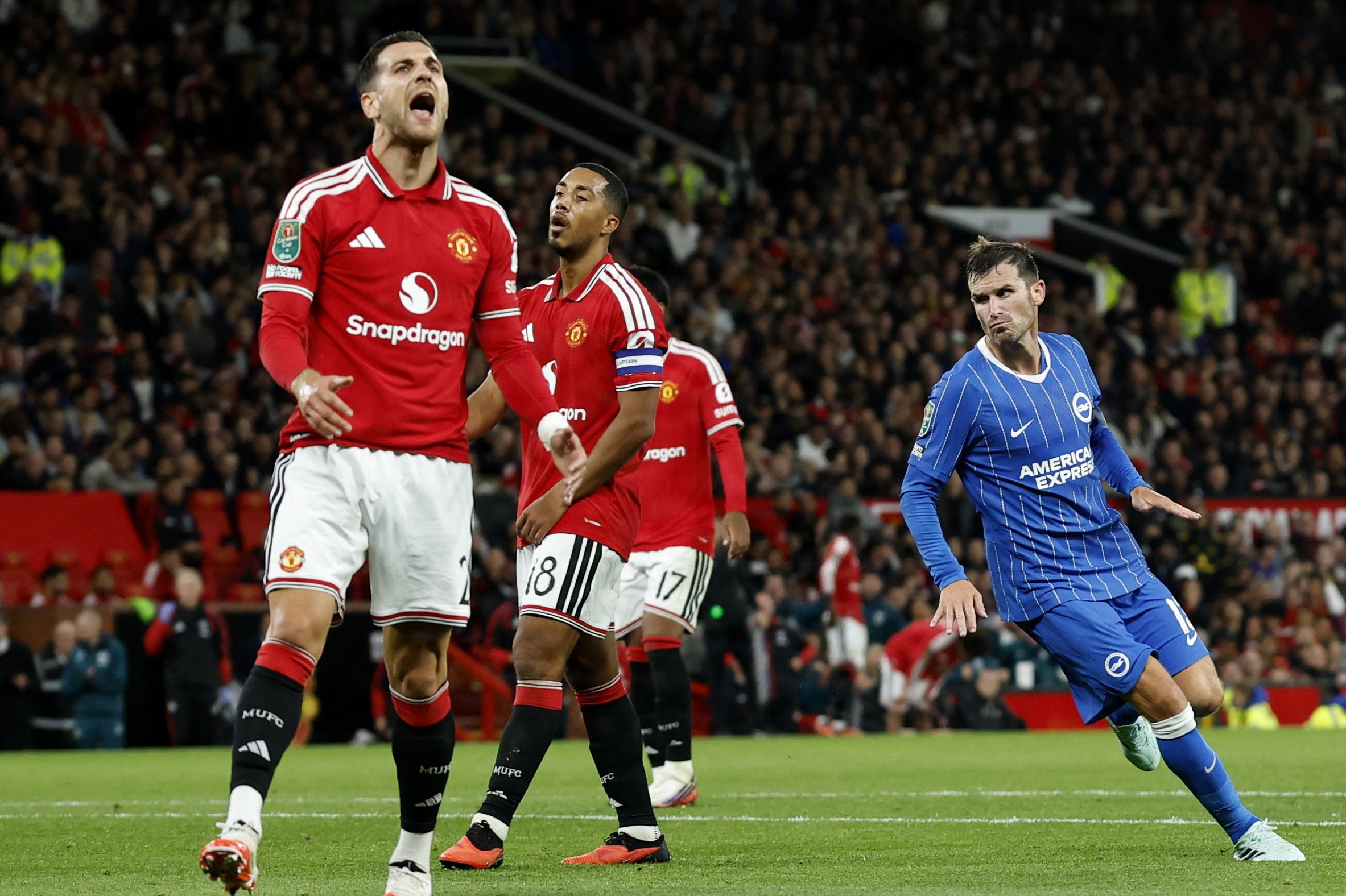 Manchester United-spillerne ærgrer sig efter Pascal Gross' udligningsmål.