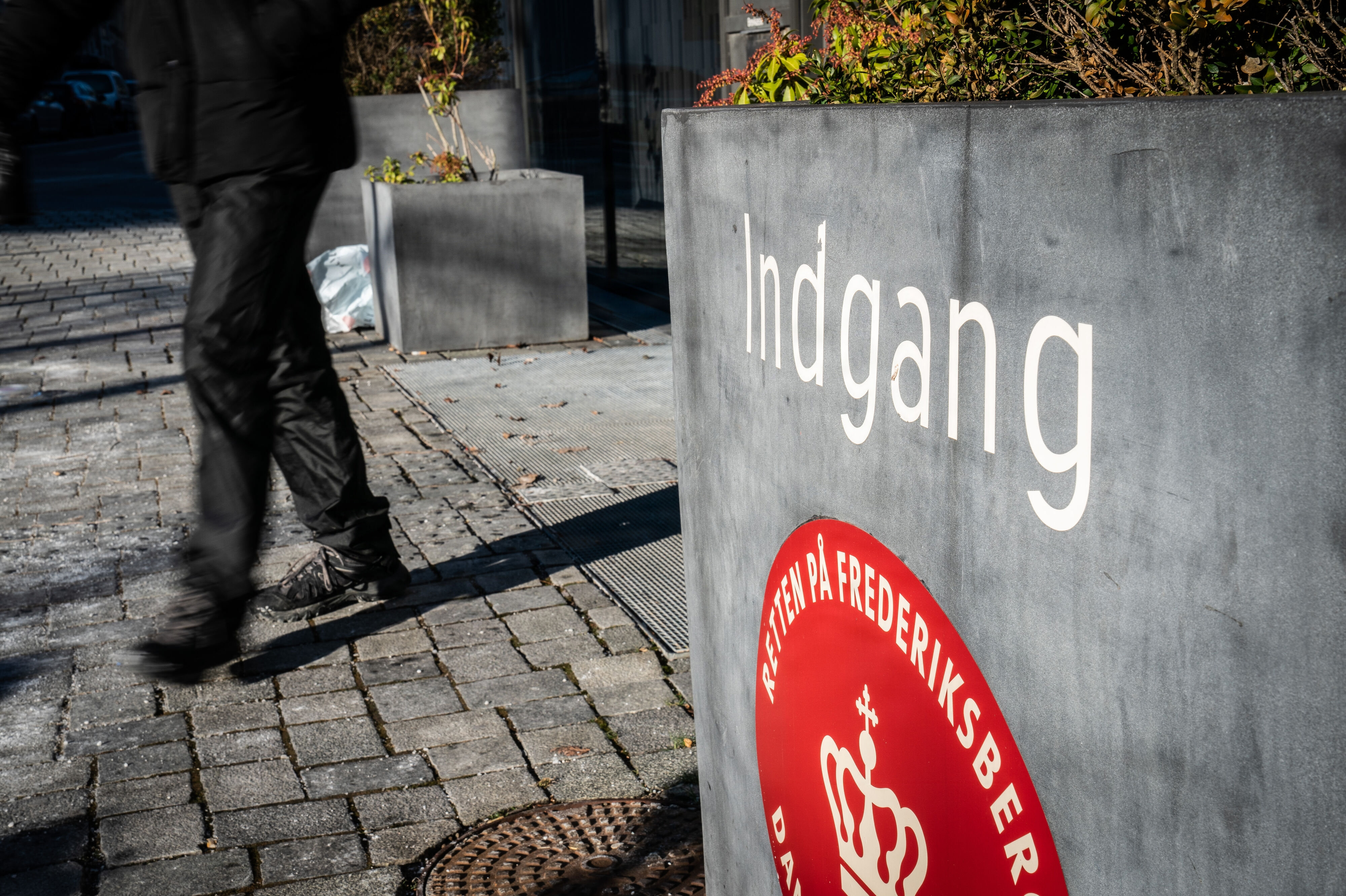 Den seneste aftale om politiets og anklagemyndighedens økonomi lægger op til, at videoafhøringer skal være udgangspunkt i en række retssager. Det får kritik fra retspræsidenten i Retten på Frederiksberg og Dommerforeningen. (Arkivfoto).