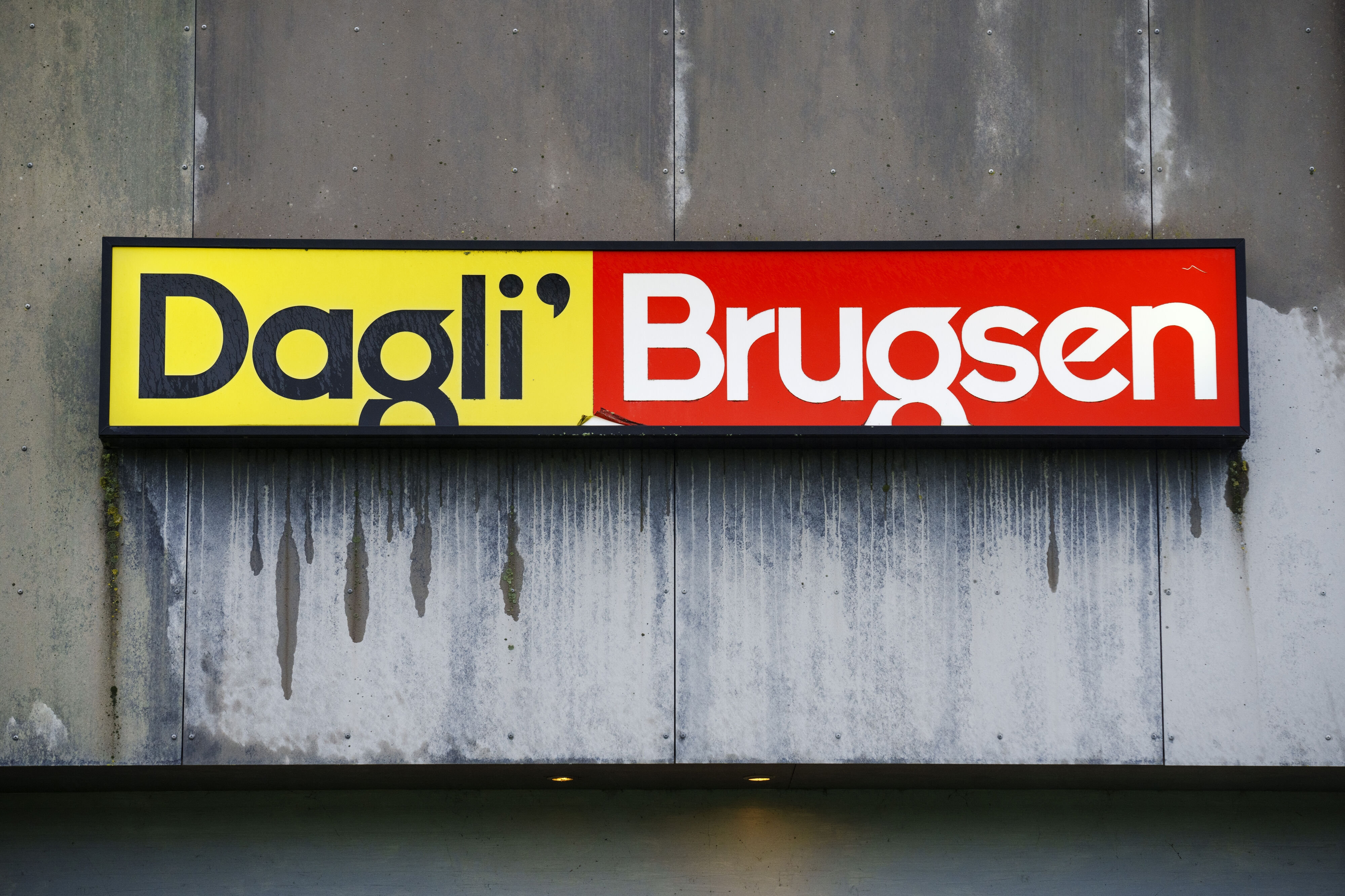 To brandfolk er på skadestuen efter en brand i en Dagli'Brugsen i Tirstrup i Østjylland. (Arkivfoto).