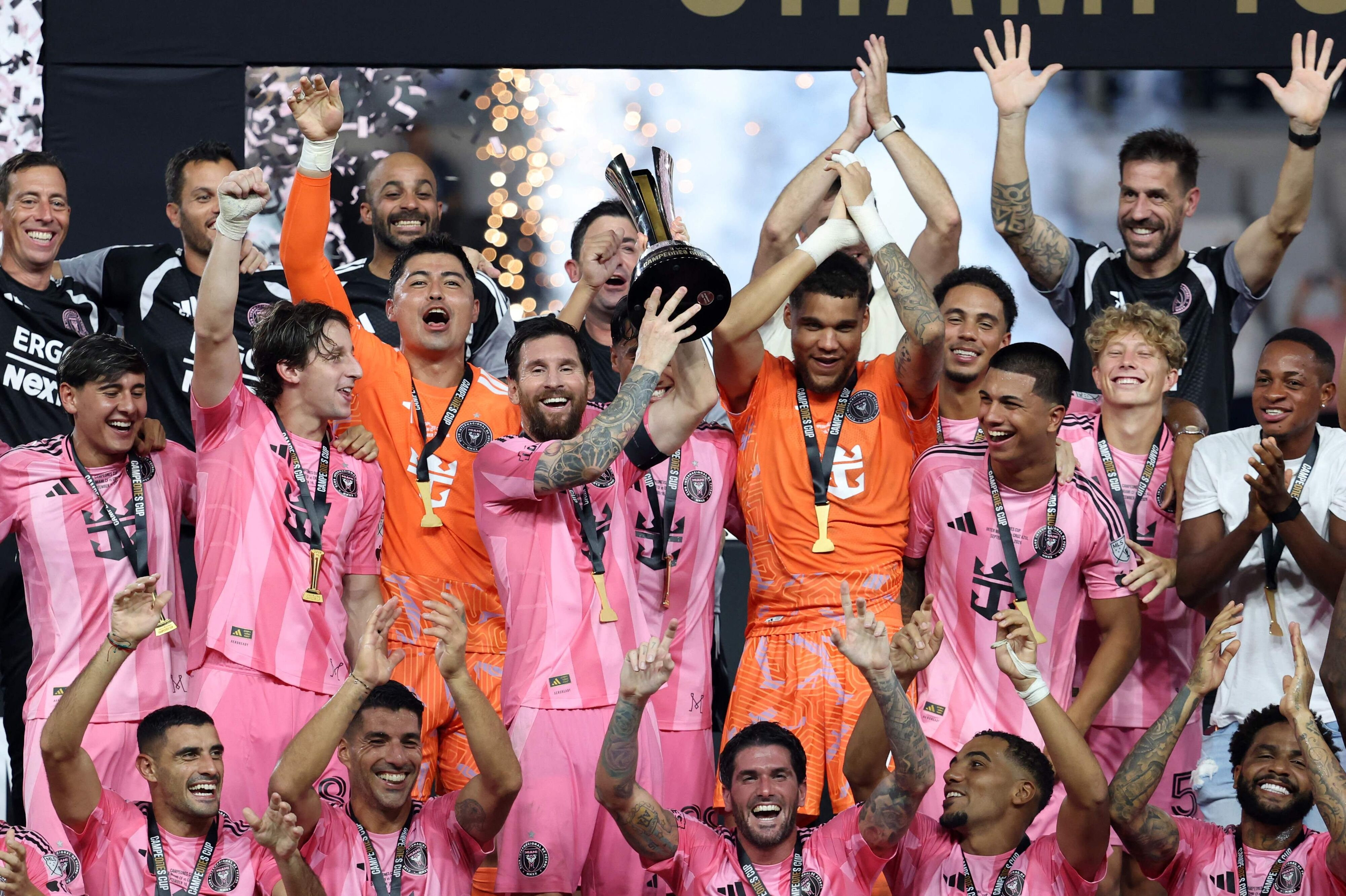 Der var stor glæde, da Lionel Messi løftede trofæet efter sejren i Campeones Cup.
