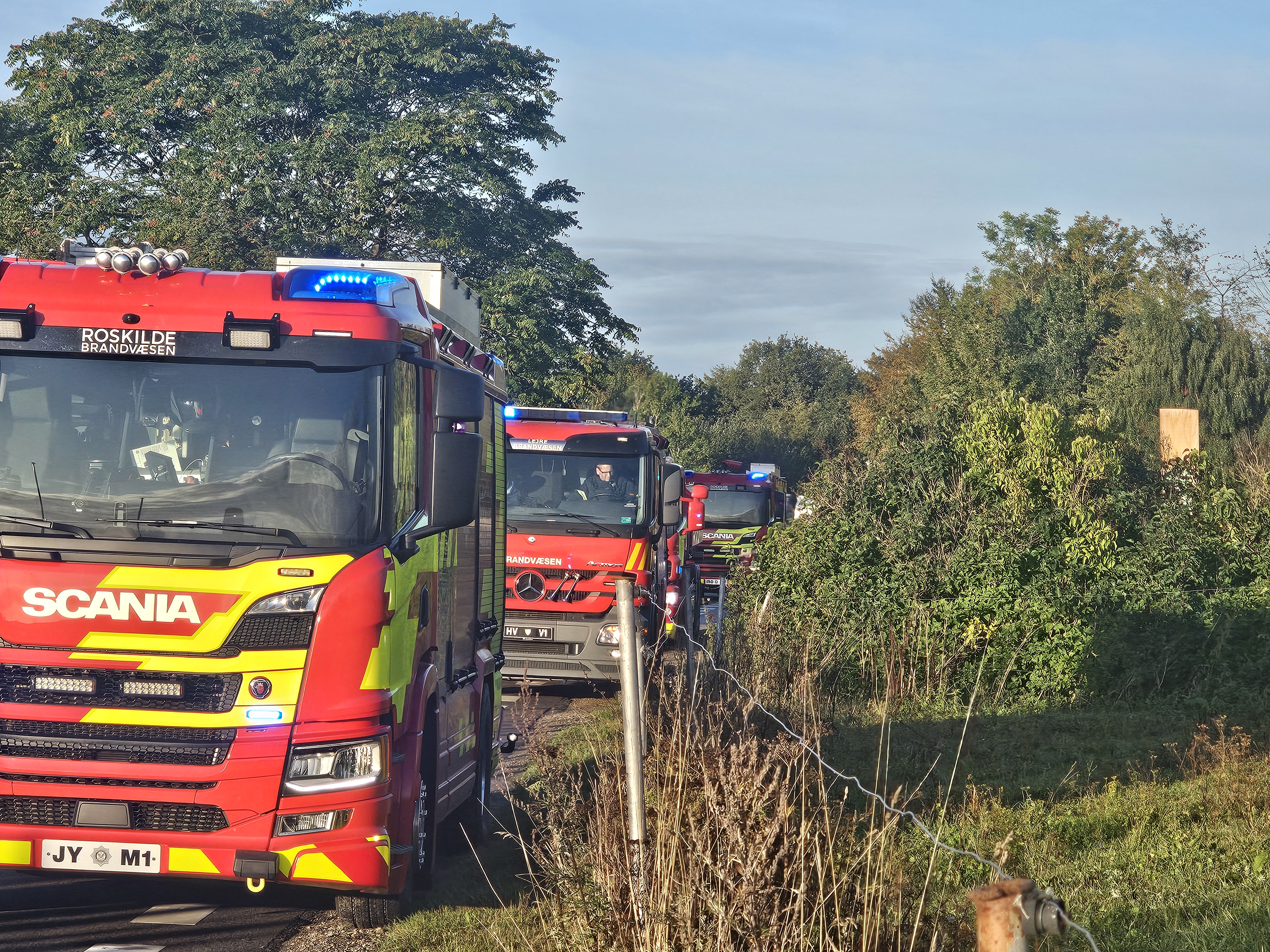 En brand er brudt ud på en gård.