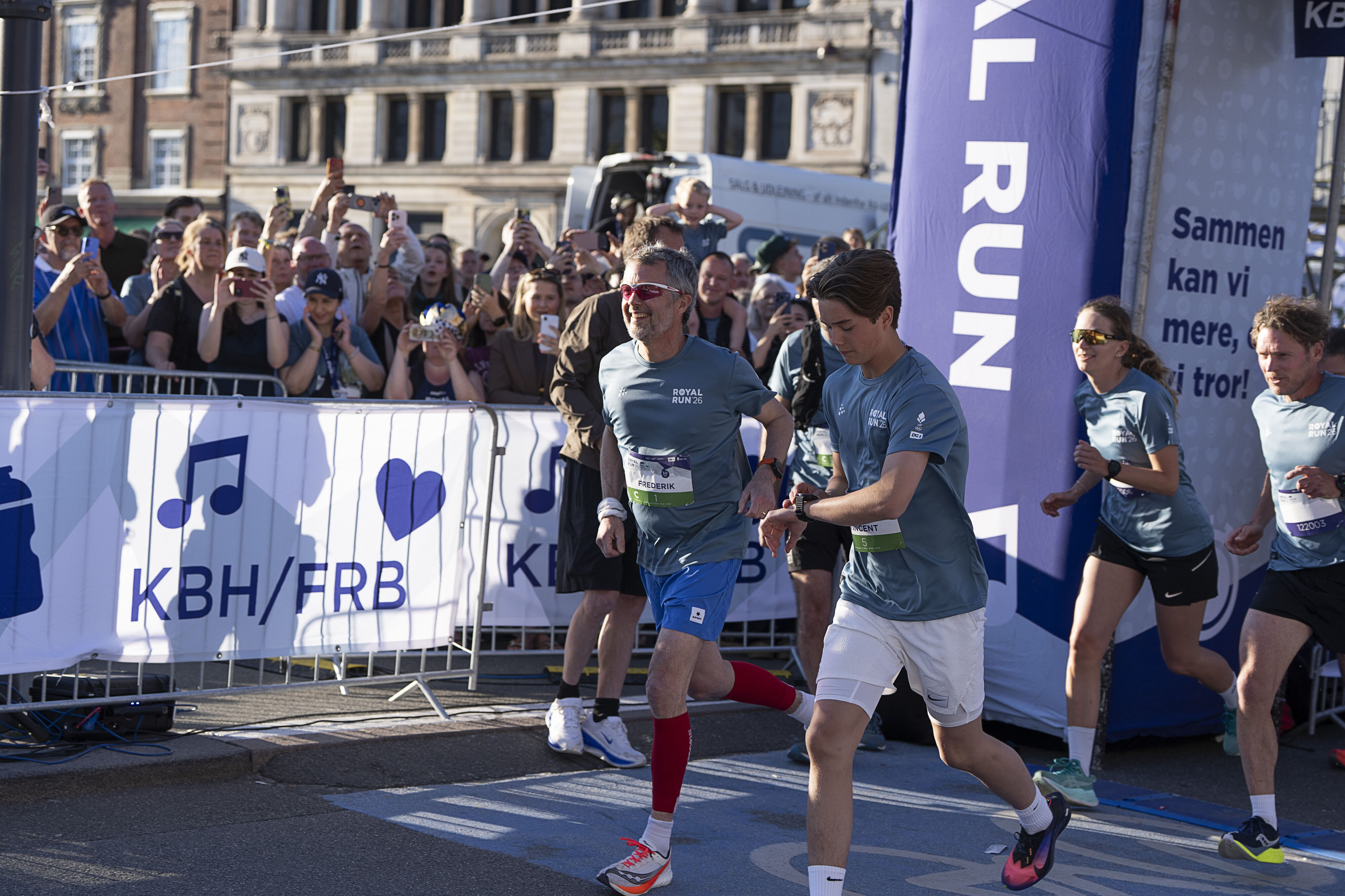 Kong Frederik og hans yngste søn, prins Vincent, ses her under årets Royal Run i København/Frederiksberg. (Arkivfoto).