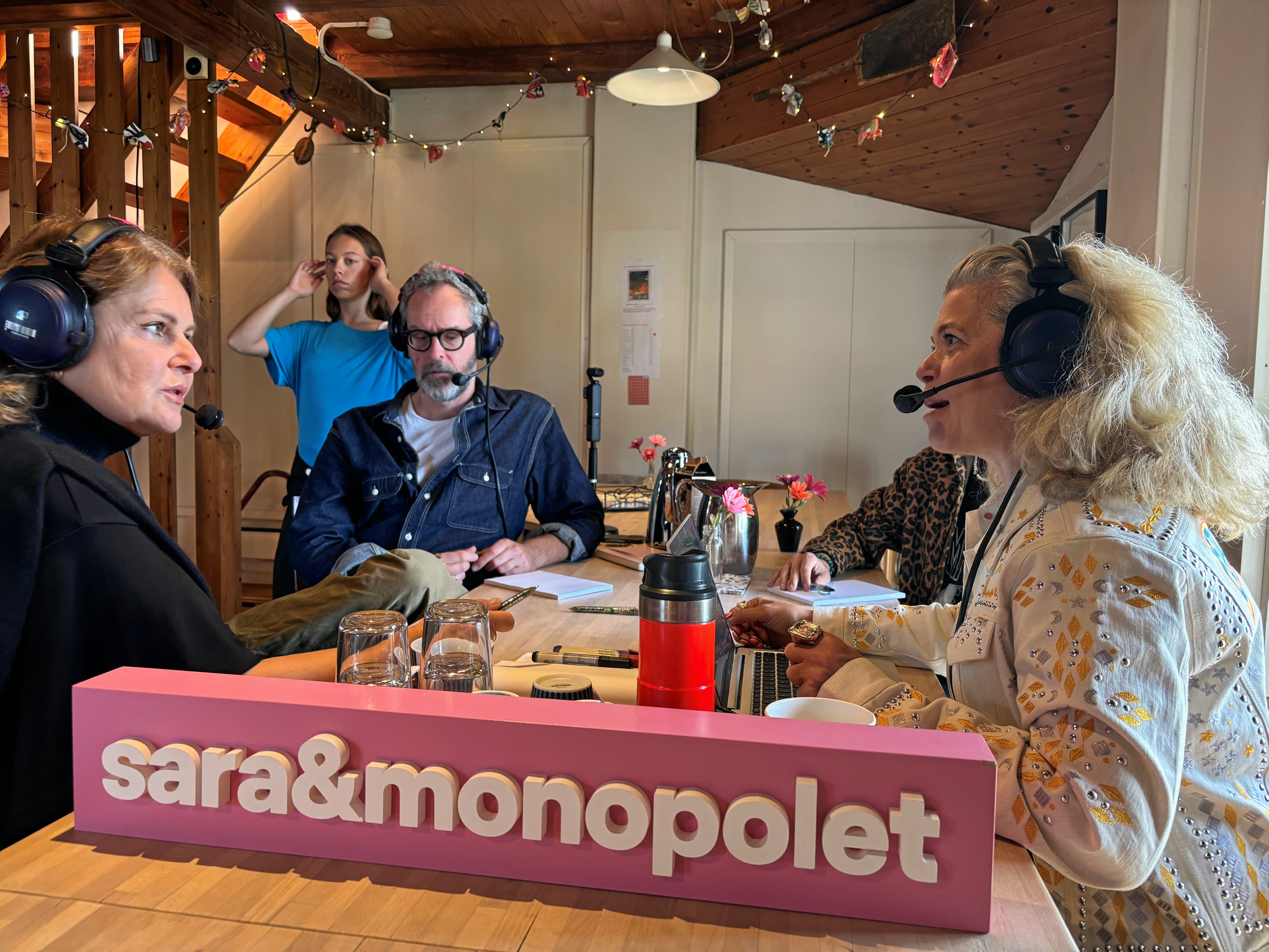 Ganløse Mølle havde Danmarks Radio med Sara og Monopolet på besøg og lagde rammer til en kommende udsendelse.
