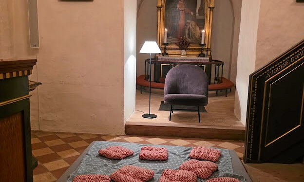Kom og hør en god historie i kirken, lyder opfordringen.