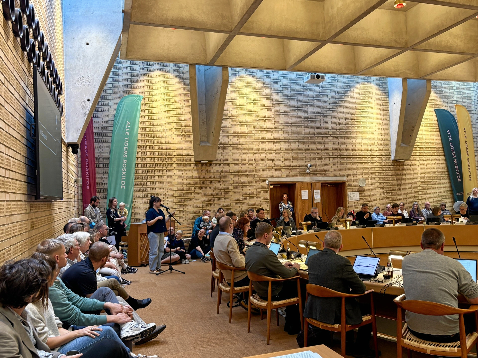 Forældre og børn fra Troldhøj og Kongehøjen mødte op i byrådssalen for at stille spørgsmål til sammenlægningen af de to børnehuse.