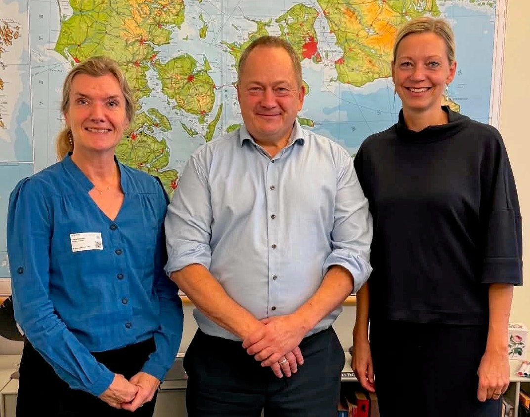 Viceborgmester Bettina Ugelvig, formand for transportudvalget Malte Larsen og folketingsmedlem Matilde Powers samt Ole Bondo, der ikke er med på billedet, har på Christiansborg haft møde om kommunens drøm om en motorvejsoverdækning.