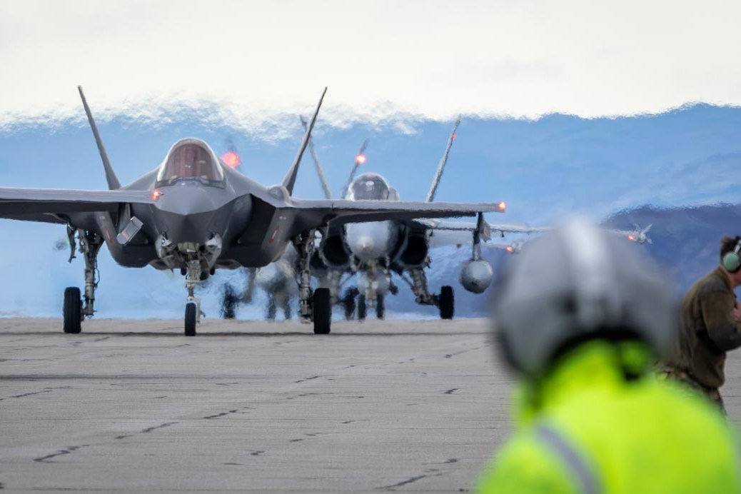 Sammen med fire amerikanske F-16, to F-18 og en række støttefly lander F-35 på Kangerlussuaq Lufthavn i Grønland.