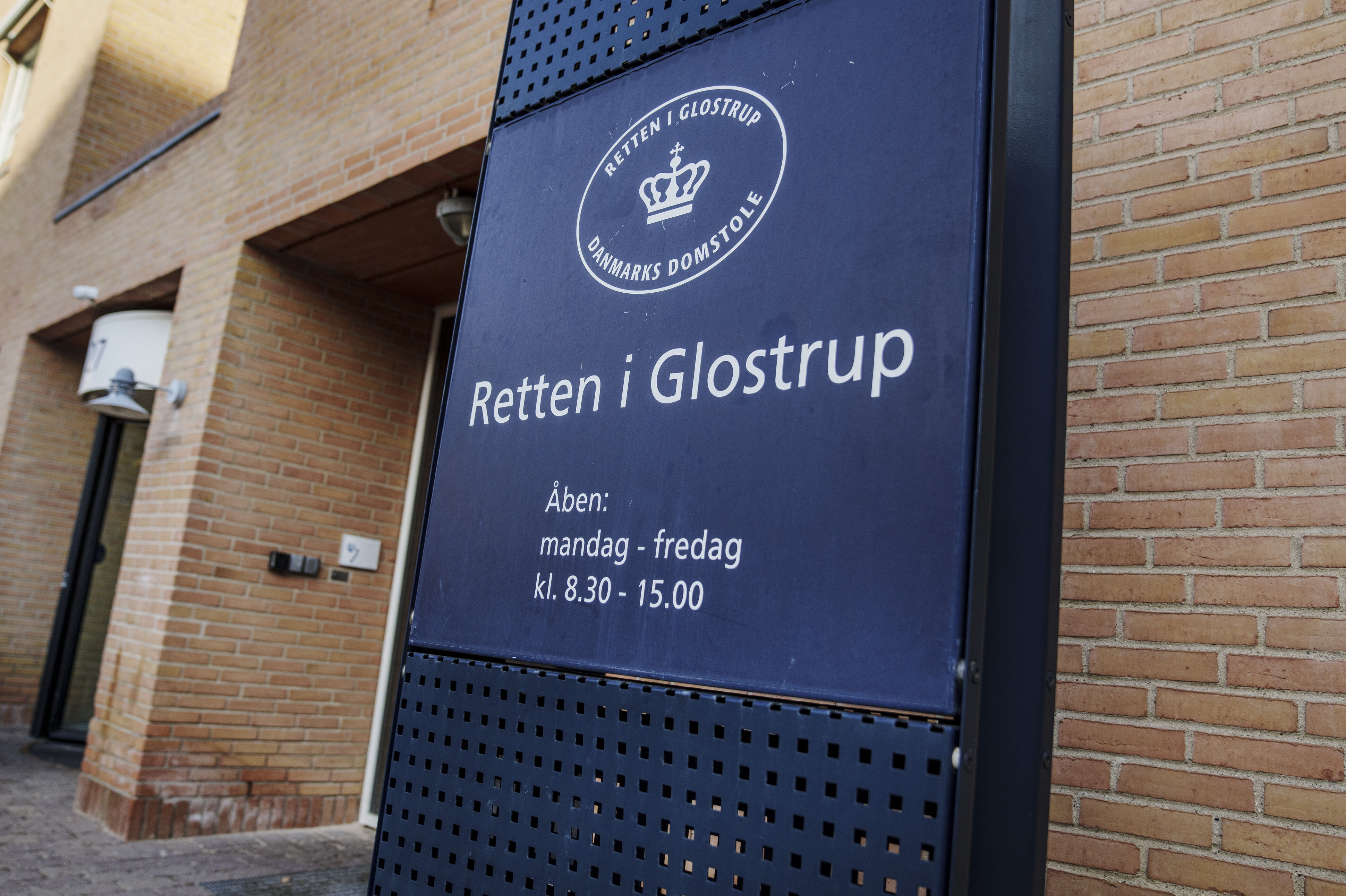 Retten i Glostrup har i et retsmøde torsdag løsladt en 39-årig mand og en 26-årig kvinde efter fem måneders varetægtsfængsling. De er begge sigtet for fremme og billigelse af terror. (Arkivfoto).