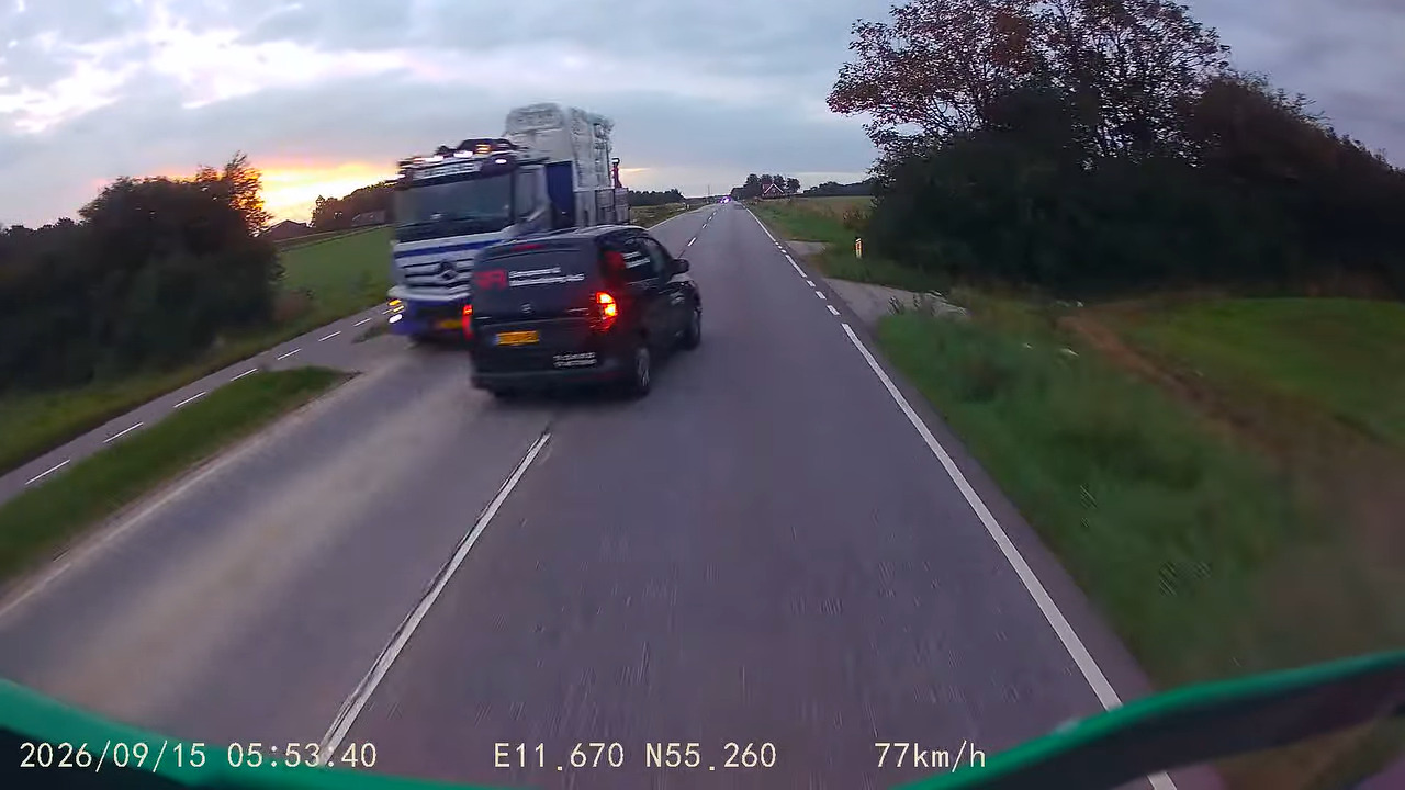 Det var millimeter fra at gå helt galt, da en varebil lavede en enorm farlig overhaling.