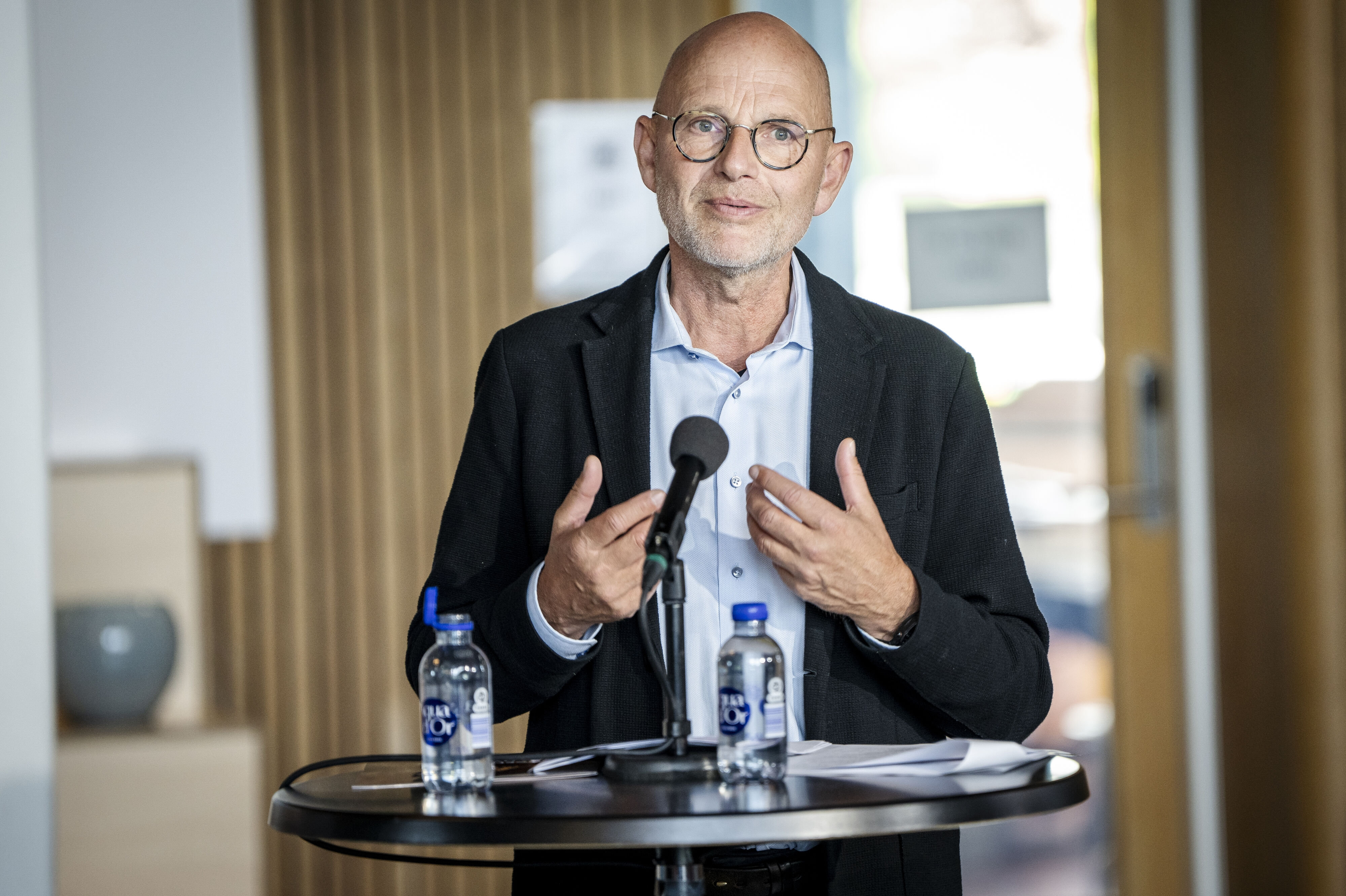 Direktør i Børns Vilkår Rasmus Kjeldahl mener, at EU-Kommissionens forslag om en aldersgrænse for sociale medier og skærpede krav til tech virksomheder "fundamentalt" kan styrke børns sikkerhed. Hvis altså forslaget reelt bliver implementeret.