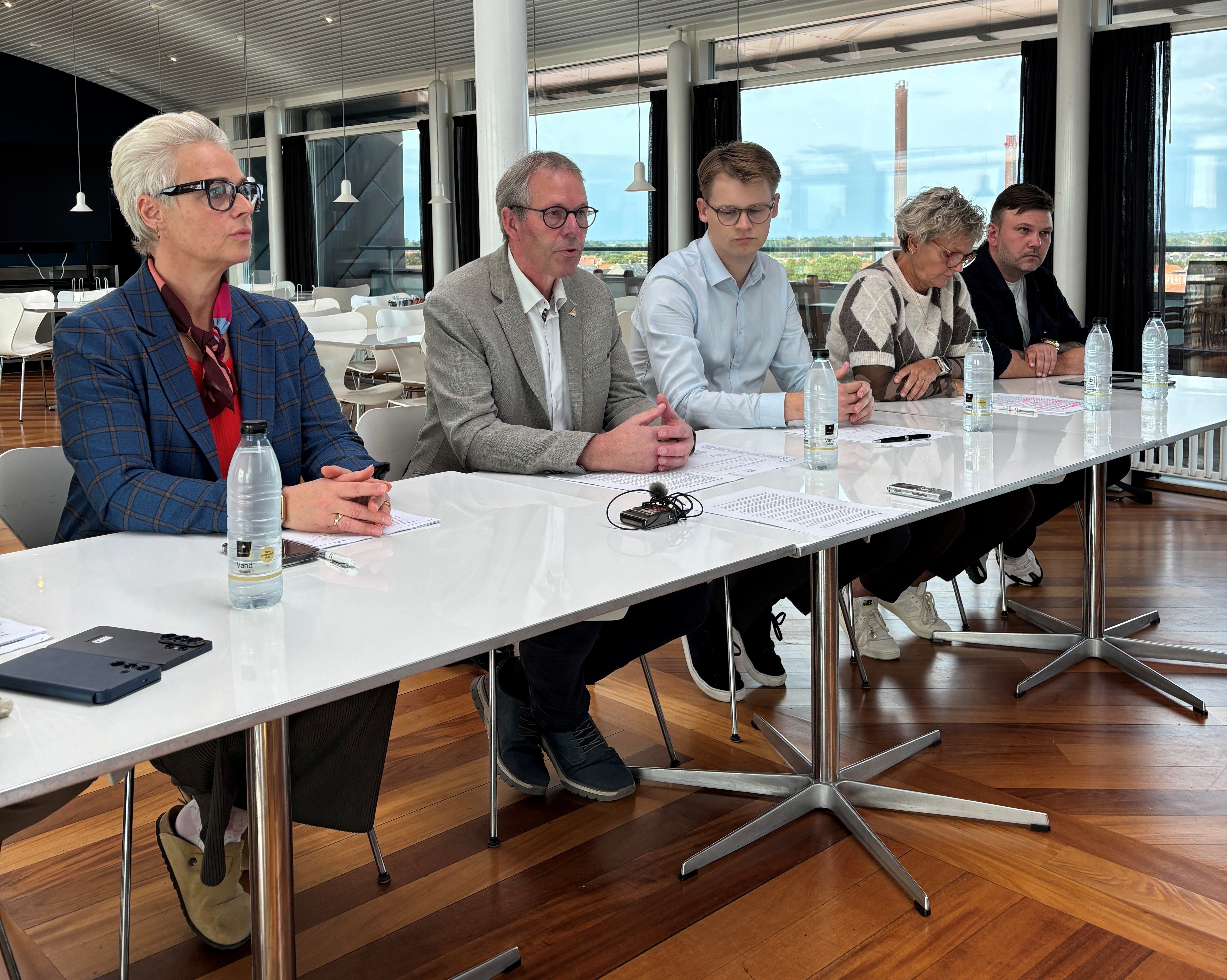 Syv partier stod for forlæggelse af budget for 2027-2030 i Slagelse kommune. Til stede på pressemøder var blandt andre fra venstre Britta Huntley, Knud Vincents, Nikolaj Bjørk, Jane Dahl og Mick Keller