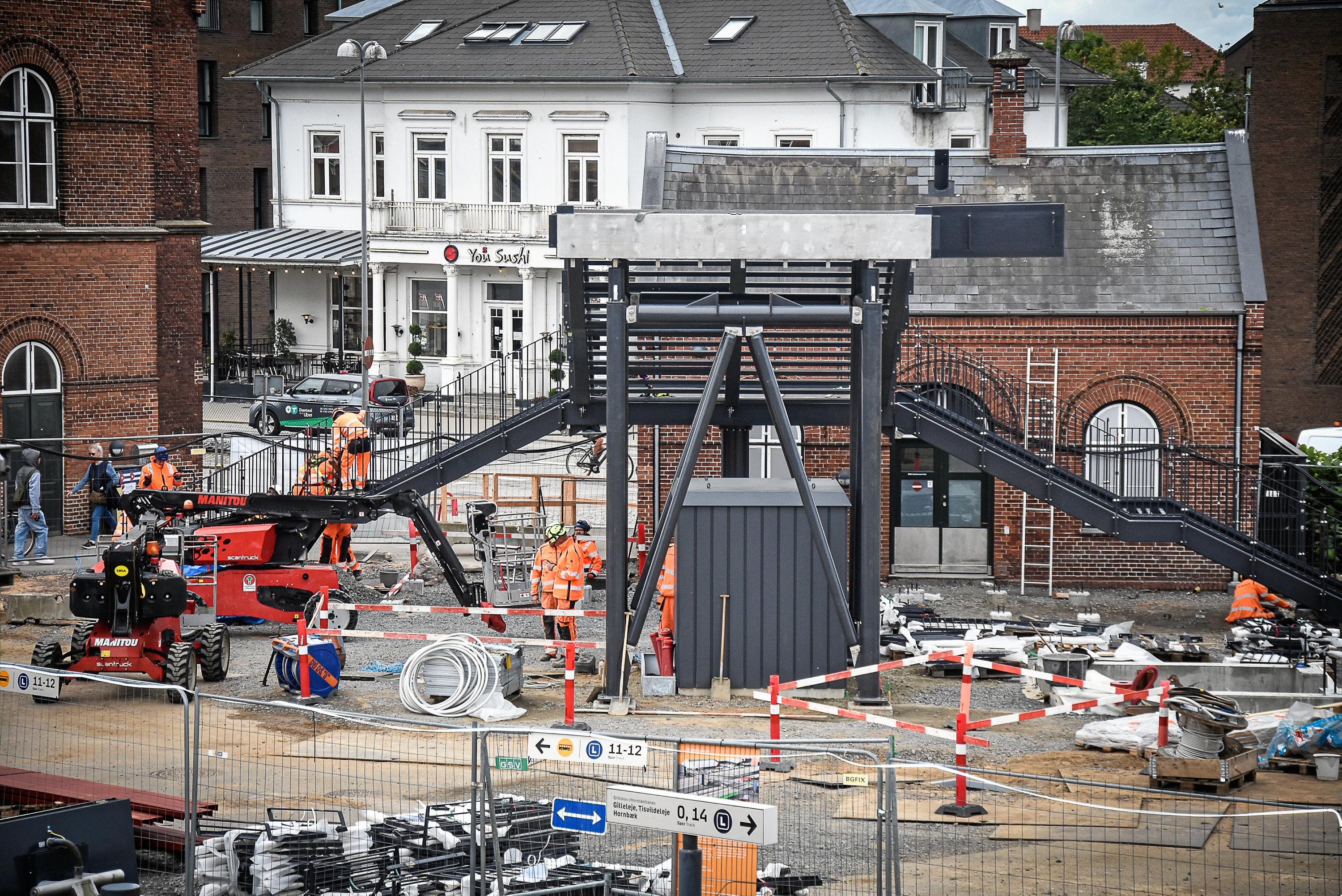 Stationens nye bro er i gang med at blive gjort klar. - Janne Mulvad Stationens nye bro er i gang med at blive gjort klar.