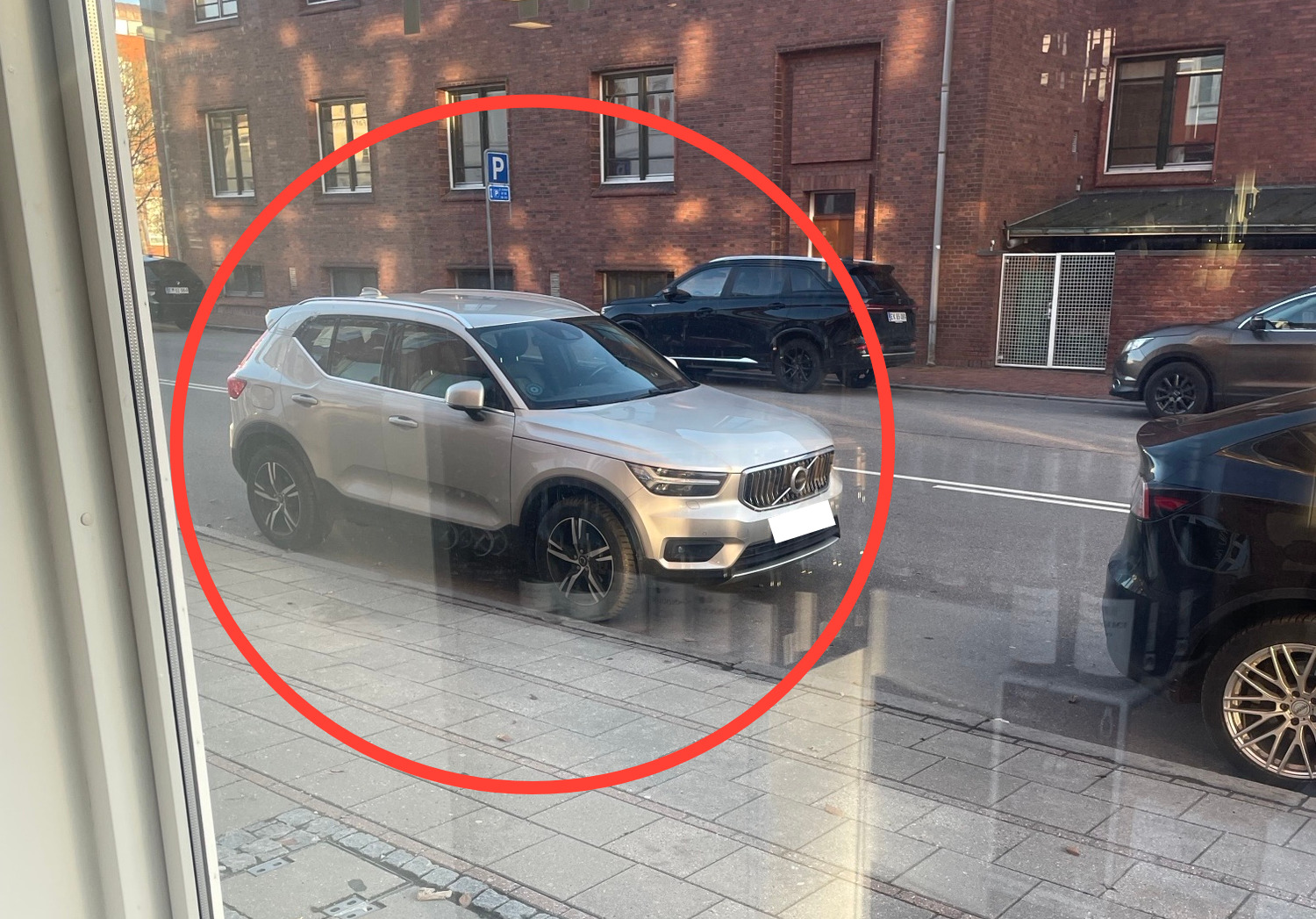 Borgmesterens bil set parkeret lige udenfor vinbutik. Indførslen af tre timers-parkering har blandt andet resulteret i tab af kunder og en omsætning på 100.000 kroner ifølge ejerne.