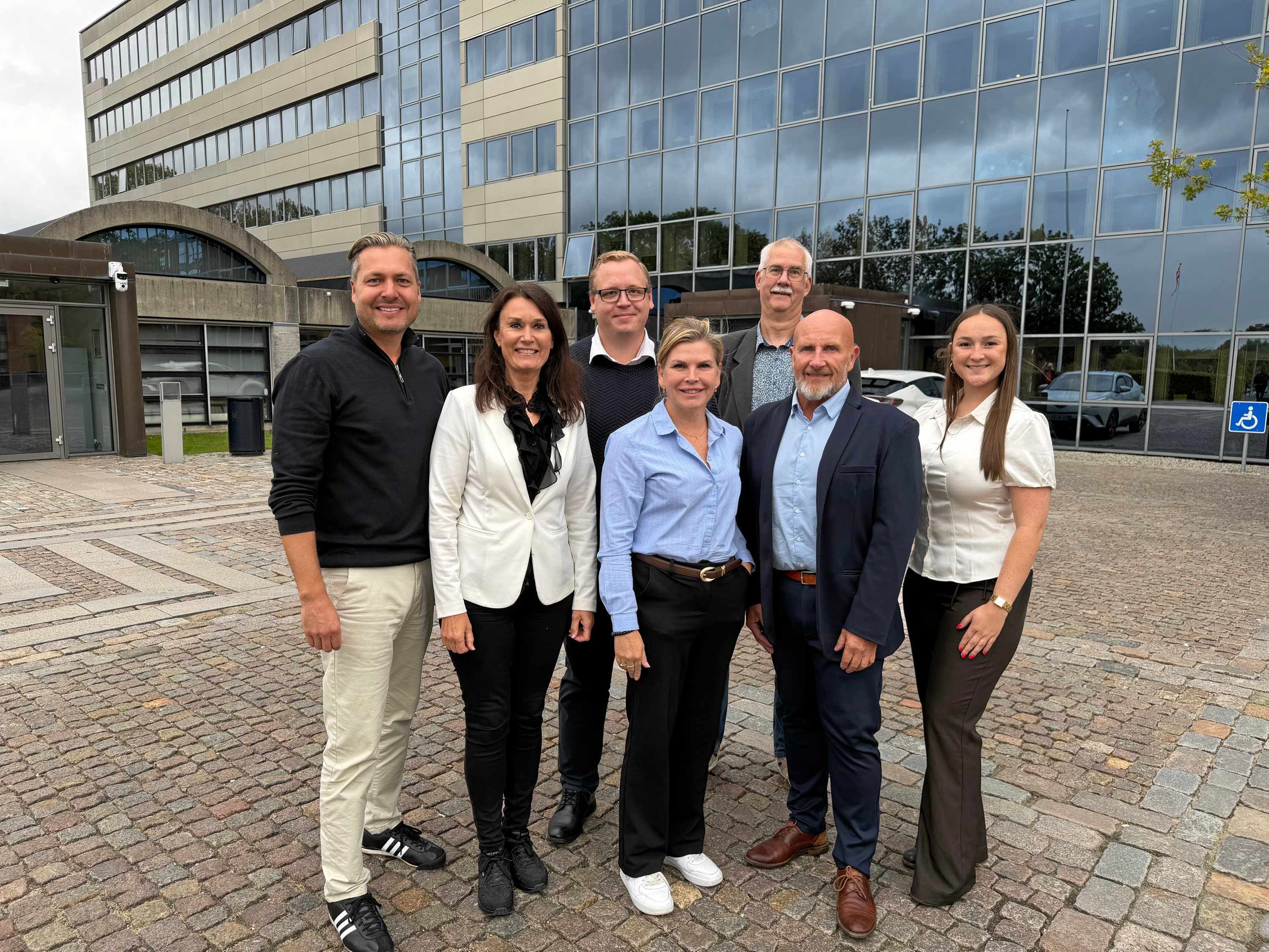 Budgetforliget er indgået af Venstre, Socialdemokratiet, Dansk Folkeparti og Det Konservative Folkeparti. På billedet ses fra venstre: Marc Genning (V), Brigitte Klintskov Jerkel (K), Casper Wayert (DF), Pernille Beckmann (V), Lars Lautrup Larsen (DF), Bjarke Abel (S) og Maria Witthøft (S).